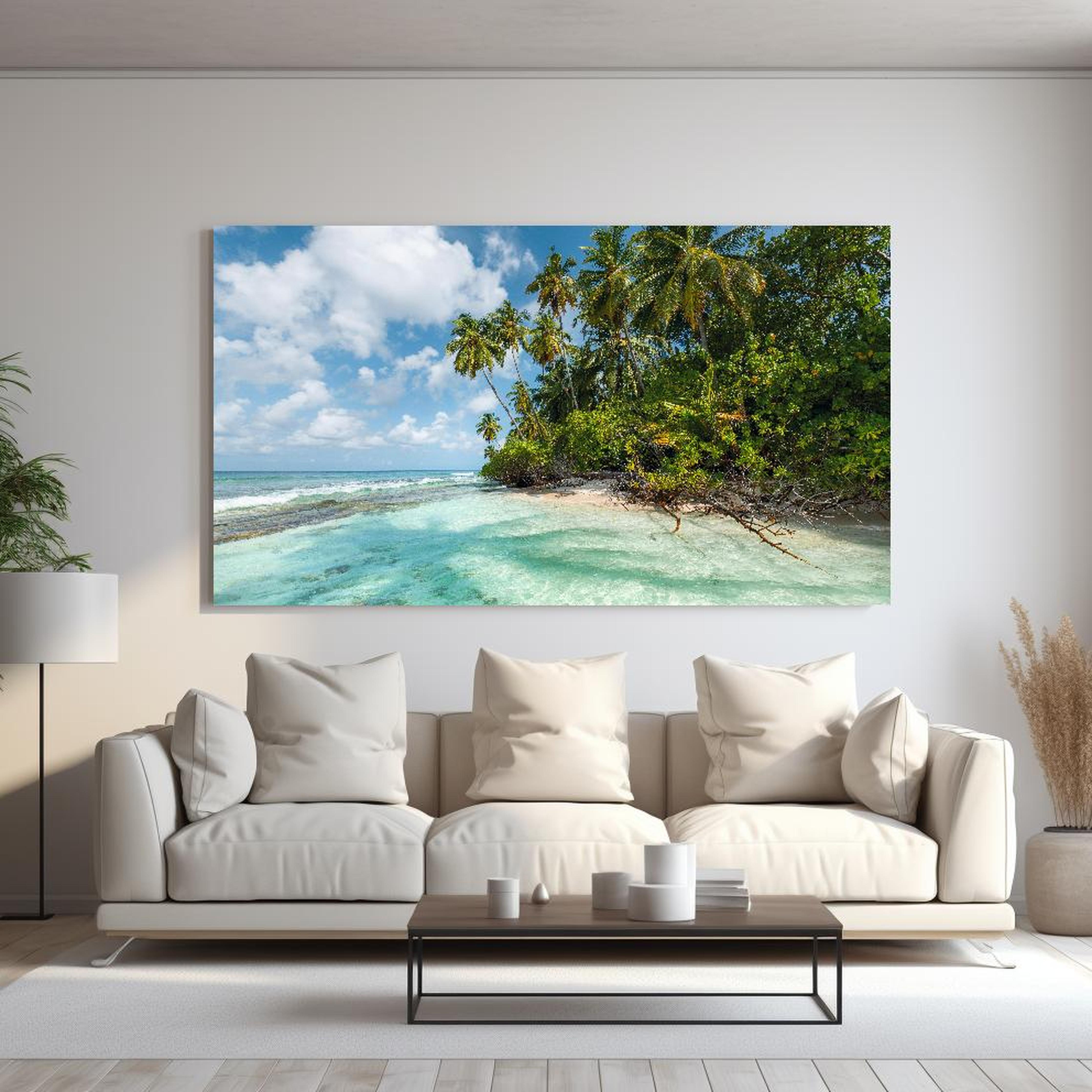 Wandbild - Turquoise Bay hinter sanfter Couch mit cremefarbenen großen Kissen