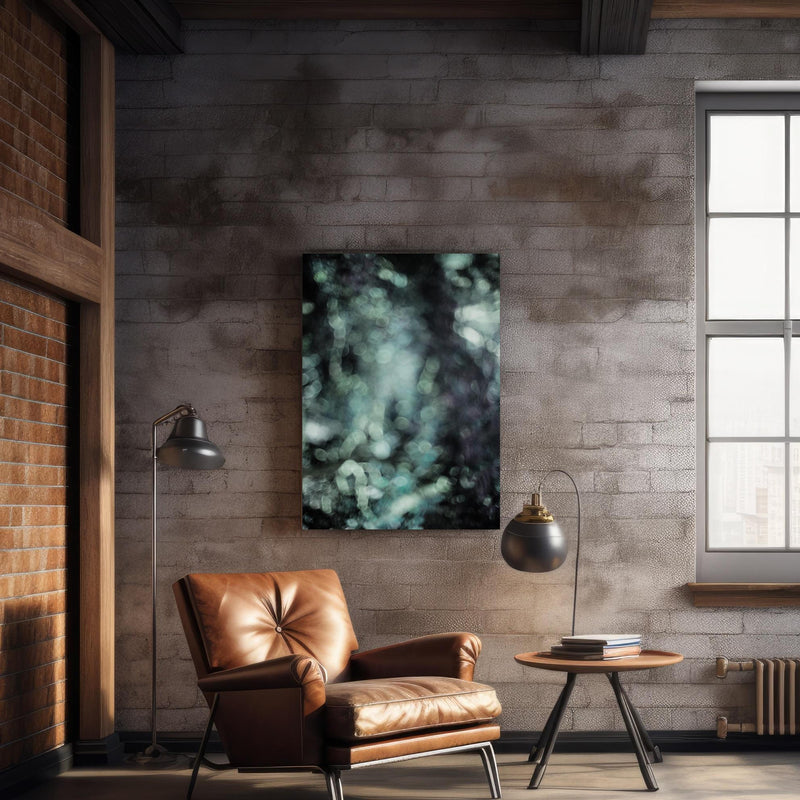 Wandbild - Unklare Oberfläche - Bläulich über geschmackvollem Sessel an rustikaler Ziegelwand