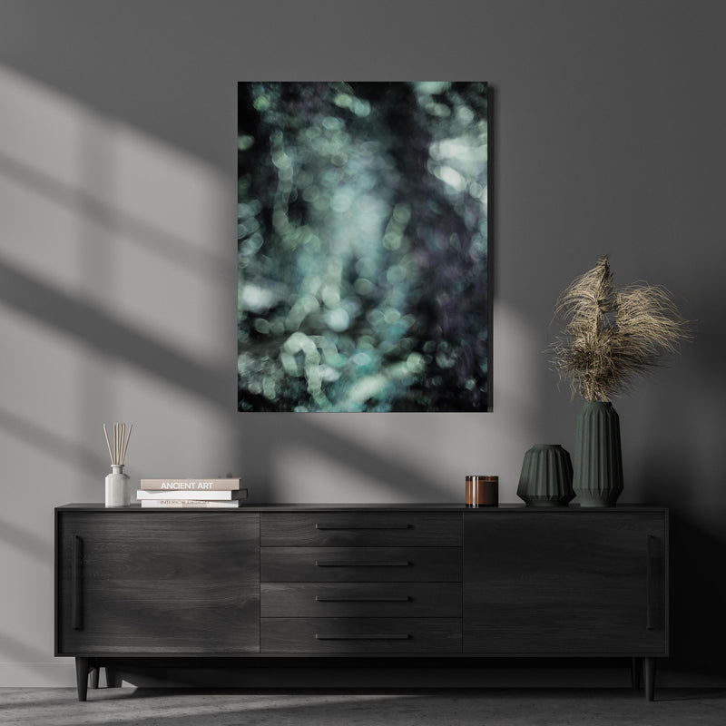 Wandbild - Unklare Oberfläche - Bläulich über luxuriöser Holzkommode und dunkelgrünen Vasen