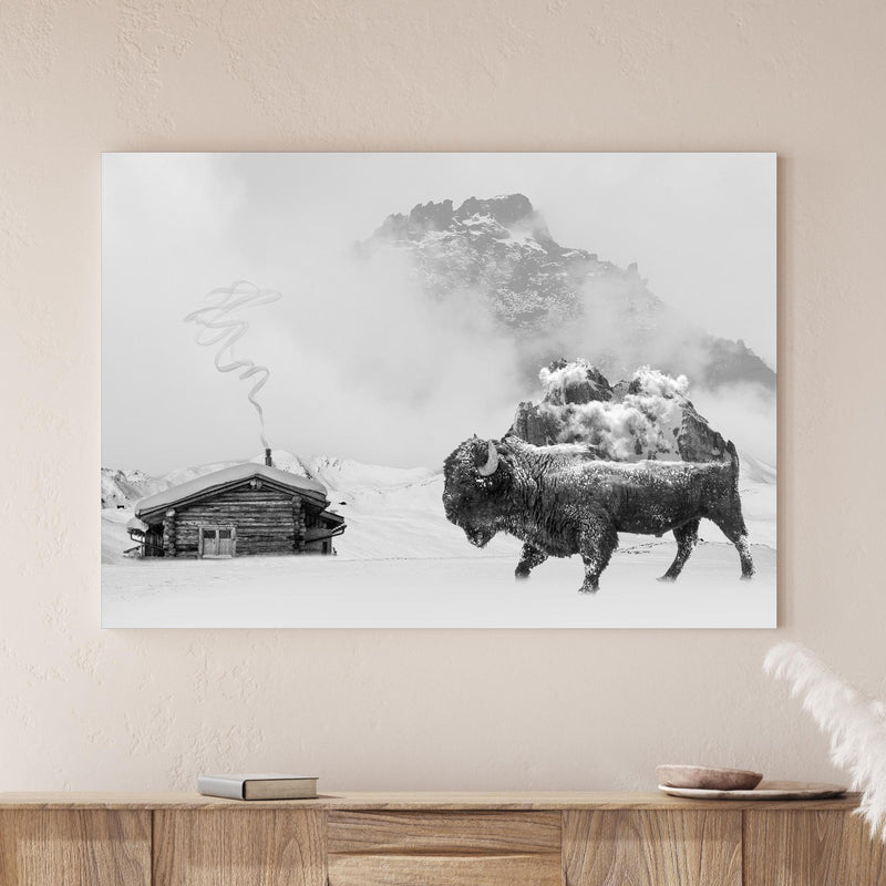 Wandbild - Verschneite Bergregion - Bison über Holzkommode hinter dekorativer Zimmerpflanze Zoom