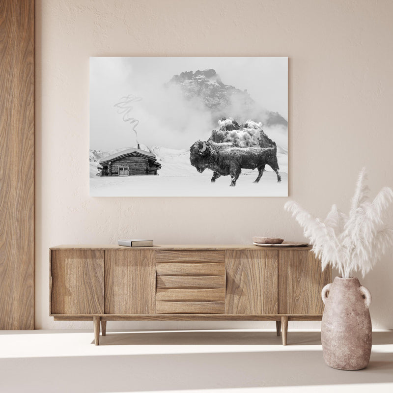 Wandbild - Verschneite Bergregion - Bison über Holzkommode hinter dekorativer Zimmerpflanze