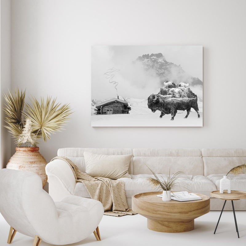 Wandbild - Verschneite Bergregion - Bison in exotisch eingerichtetem Wohnzimmer über gemütlicher Couch