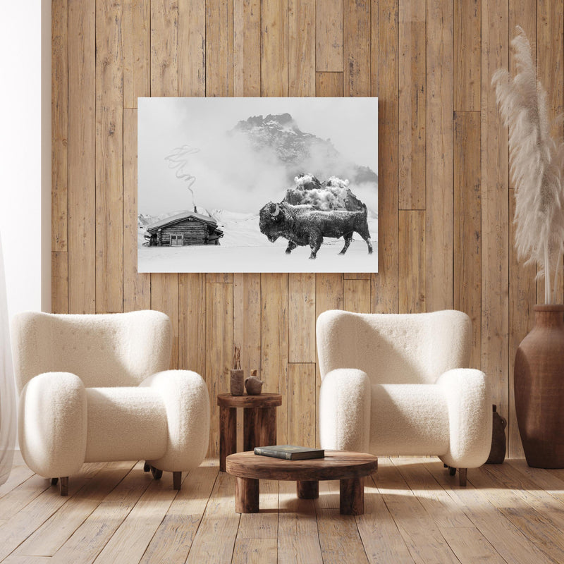Wandbild - Verschneite Bergregion - Bison an Holzwand hinter sanften Sesseln mit Plüschbezug