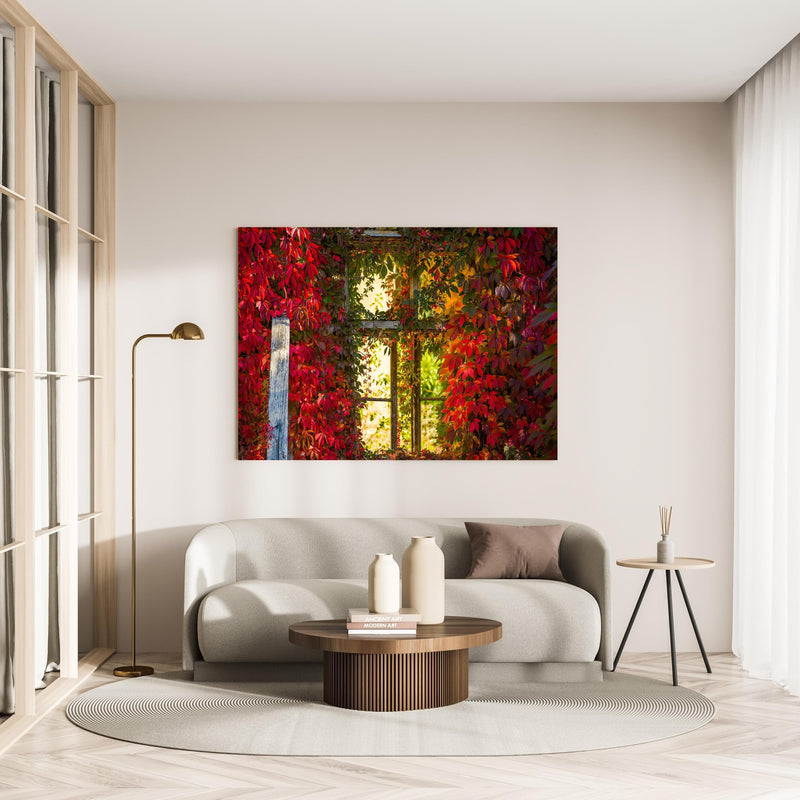 Wandbild - Verwachsenes Fenster mit roten Blättern in minimalistisch eingerichtetem cremefarbenen Wohnzimmer