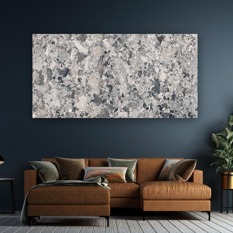 Wandbild - Vintage Granit-Textur an dunkelgrüner Wand über klassischem Sofa
