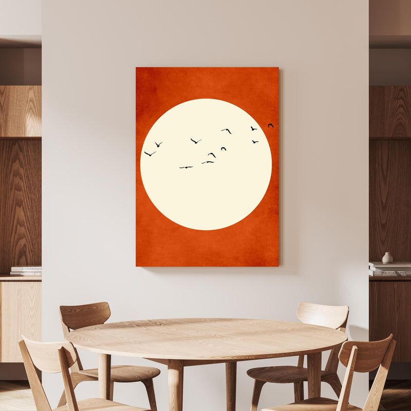 Wandbild - Warmer Mond - Grafik an beiger Wand hinter handgeschnitztem Holztisch 