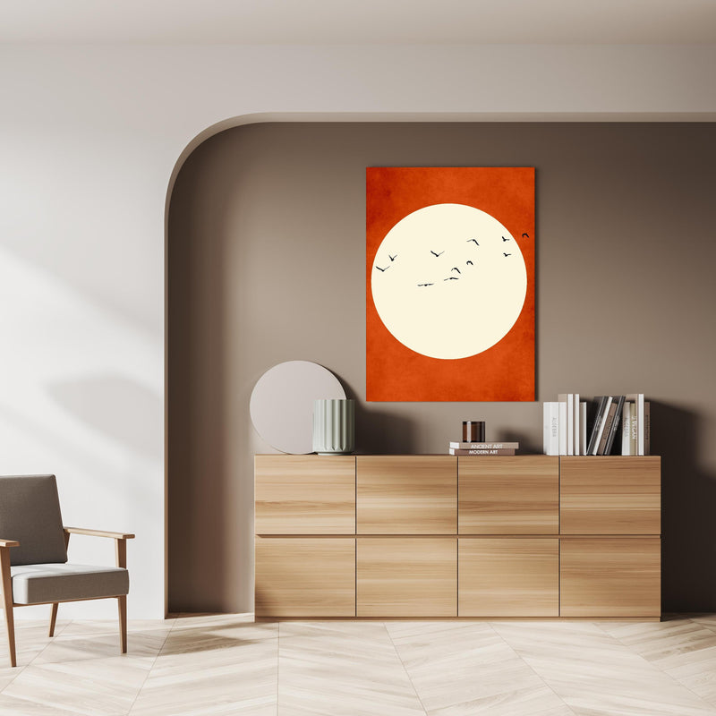 Wandbild - Warmer Mond - Grafik über doppelter Holzkommode mit Vase und Büchersammlung