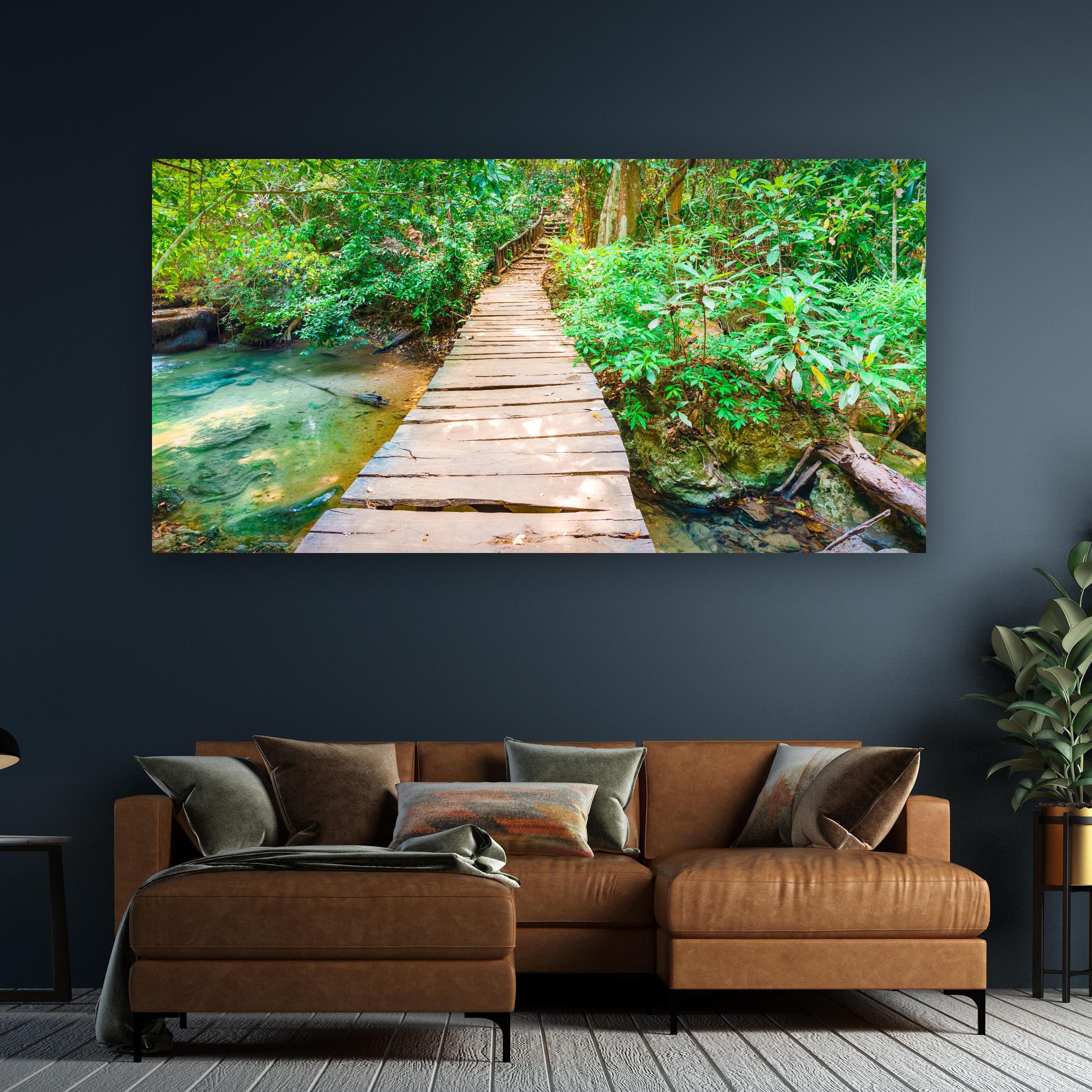 Wandbild - Wasserfall im Erawan-Nationalpark an dunkelgrüner Wand über klassischem Sofa