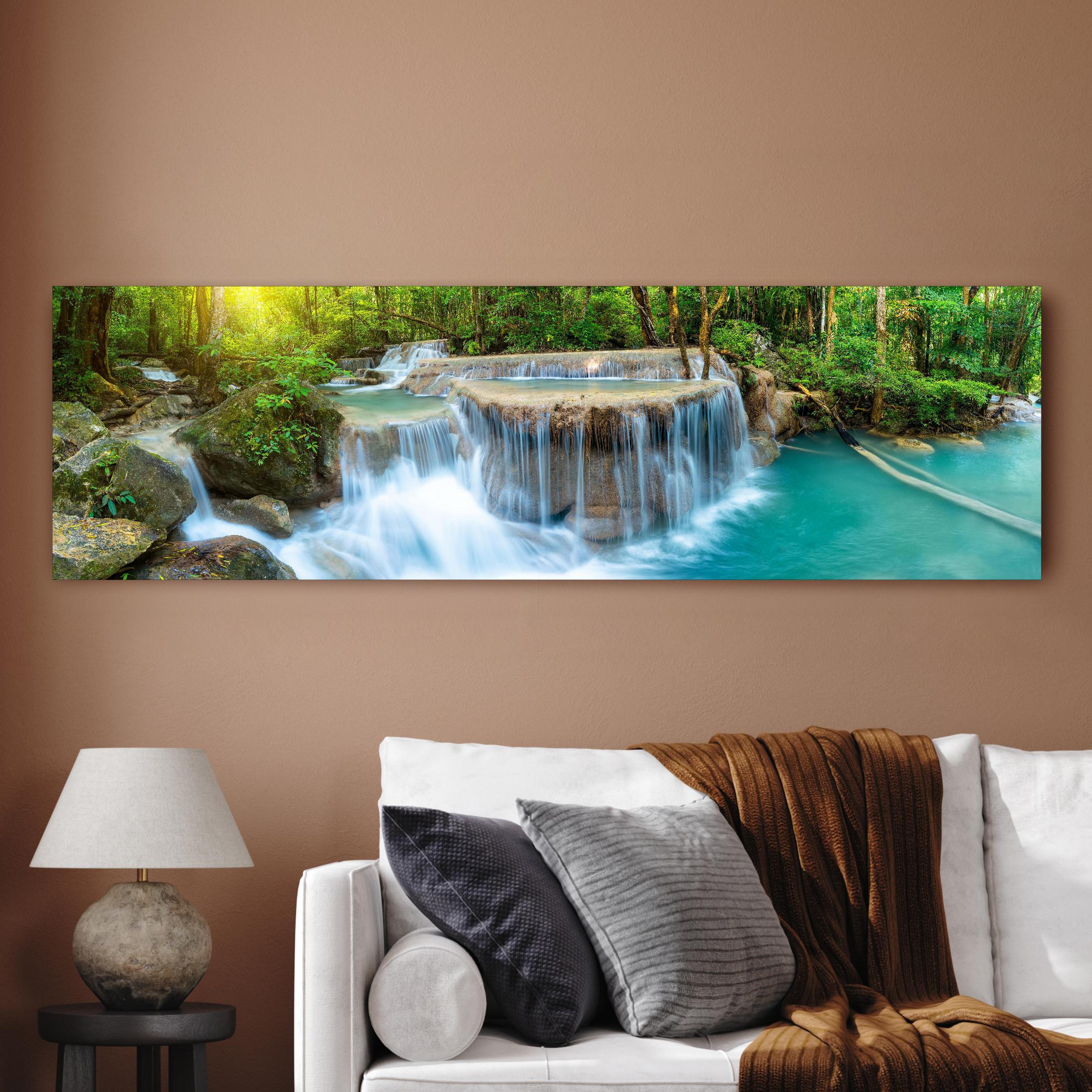 Wandbild - Wasserfall im Wald von Thailand in dekorativem Wohnzimmer über einladendem Sofa Zoom