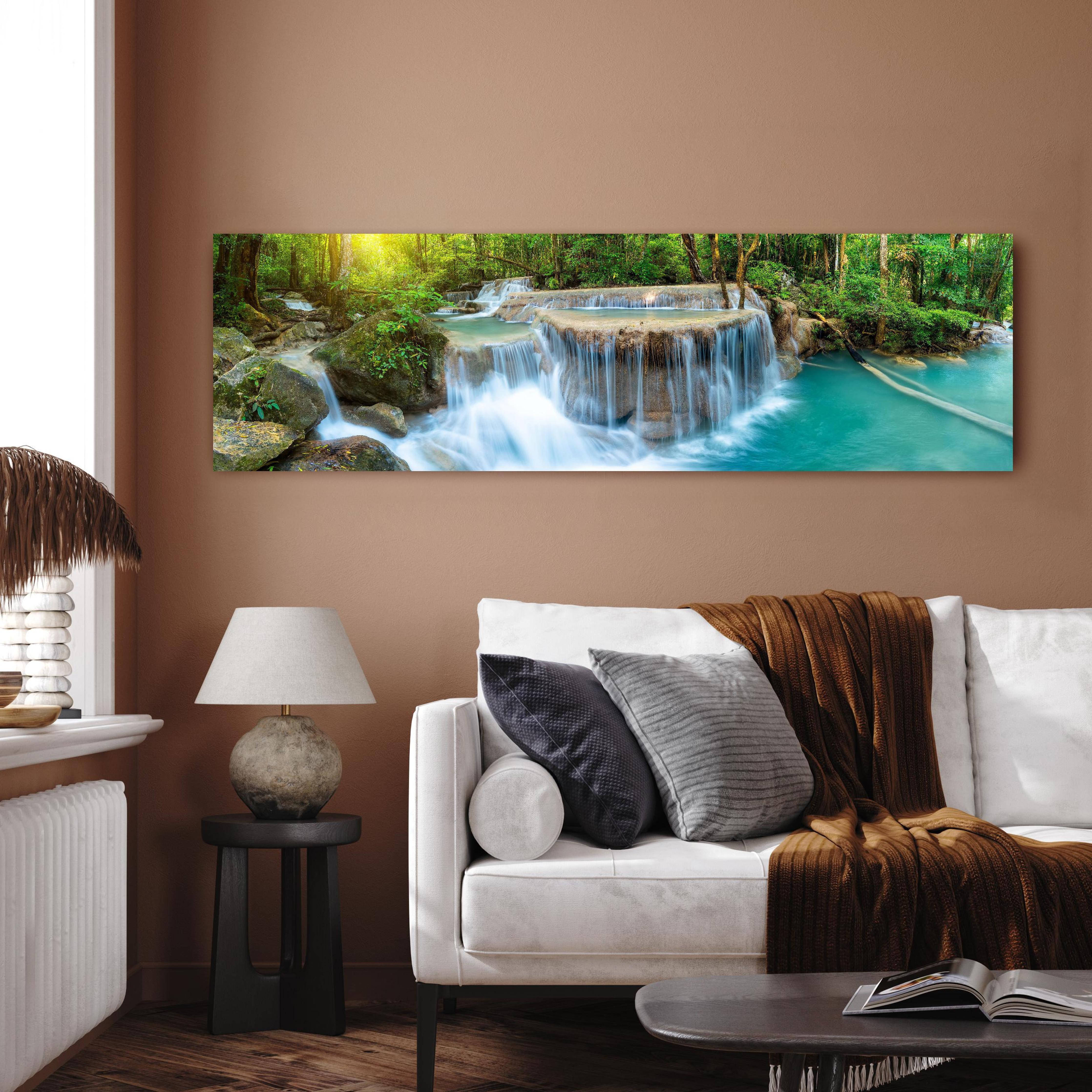 Wandbild - Wasserfall im Wald von Thailand in dekorativem Wohnzimmer über einladendem Sofa