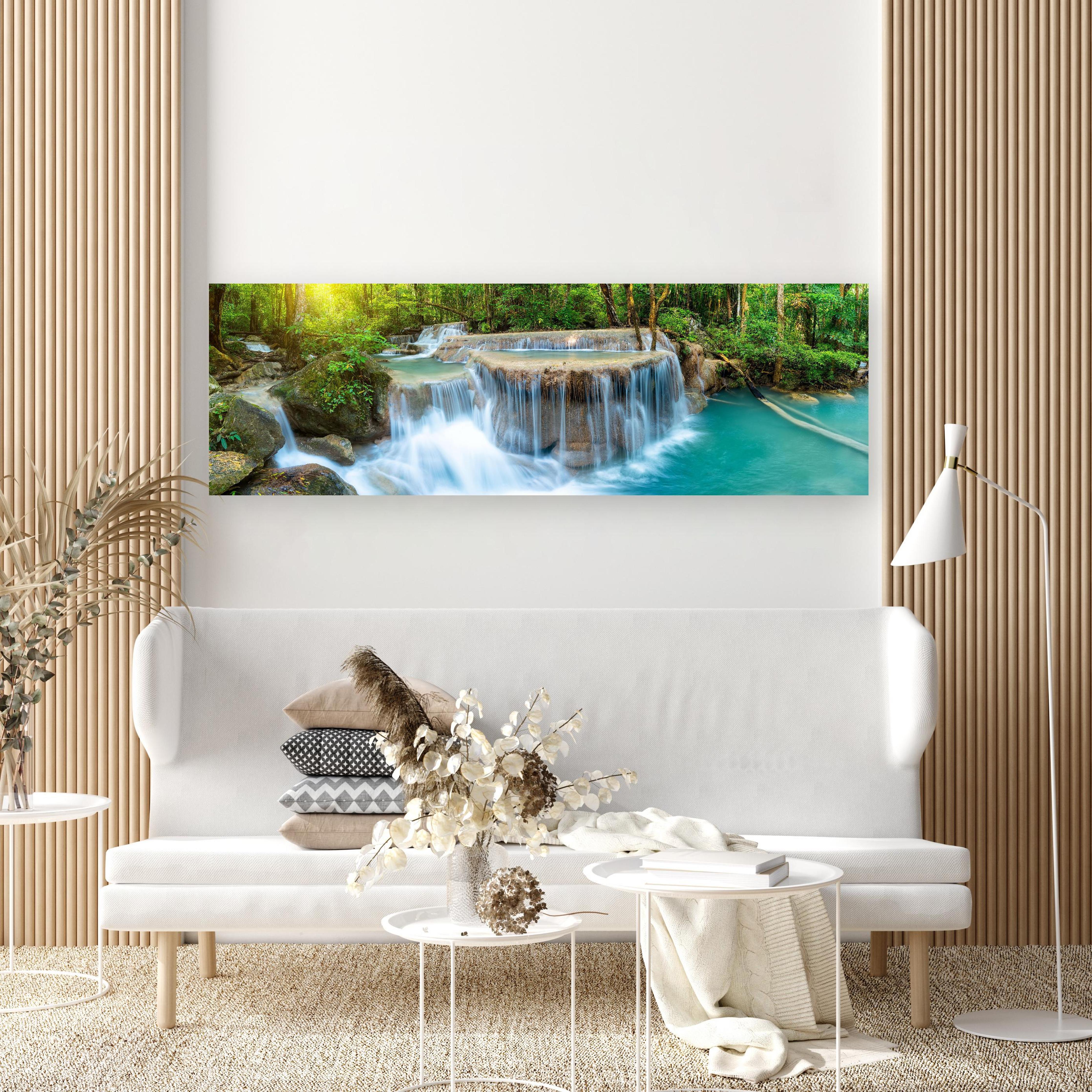 Wandbild - Wasserfall im Wald von Thailand in extravagant gestaltetem Raum mit minimalistischer Couch-rechteckig