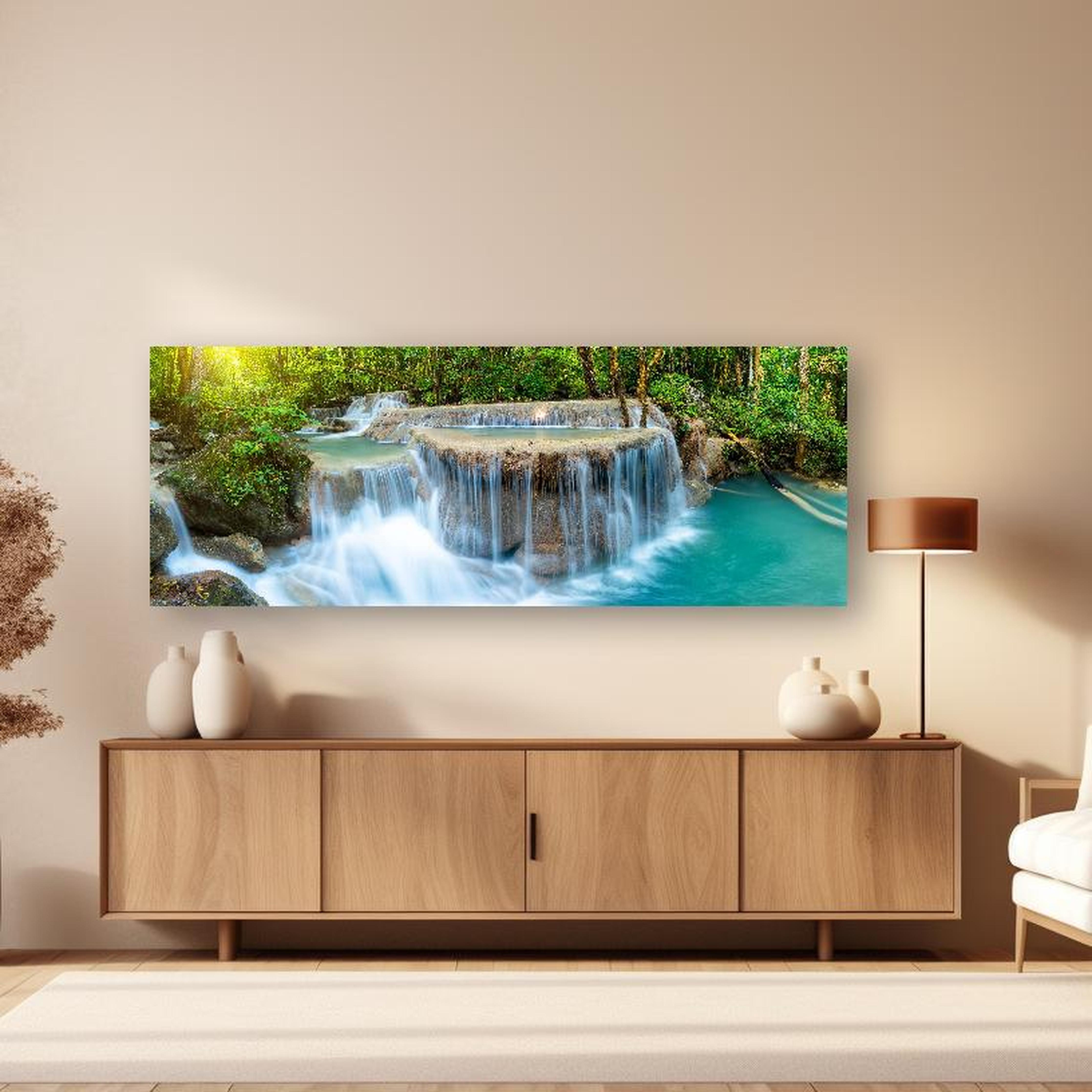 Wandbild - Wasserfall im Wald von Thailand in dezentem Wohnzimmer mit geölter Holzkommode