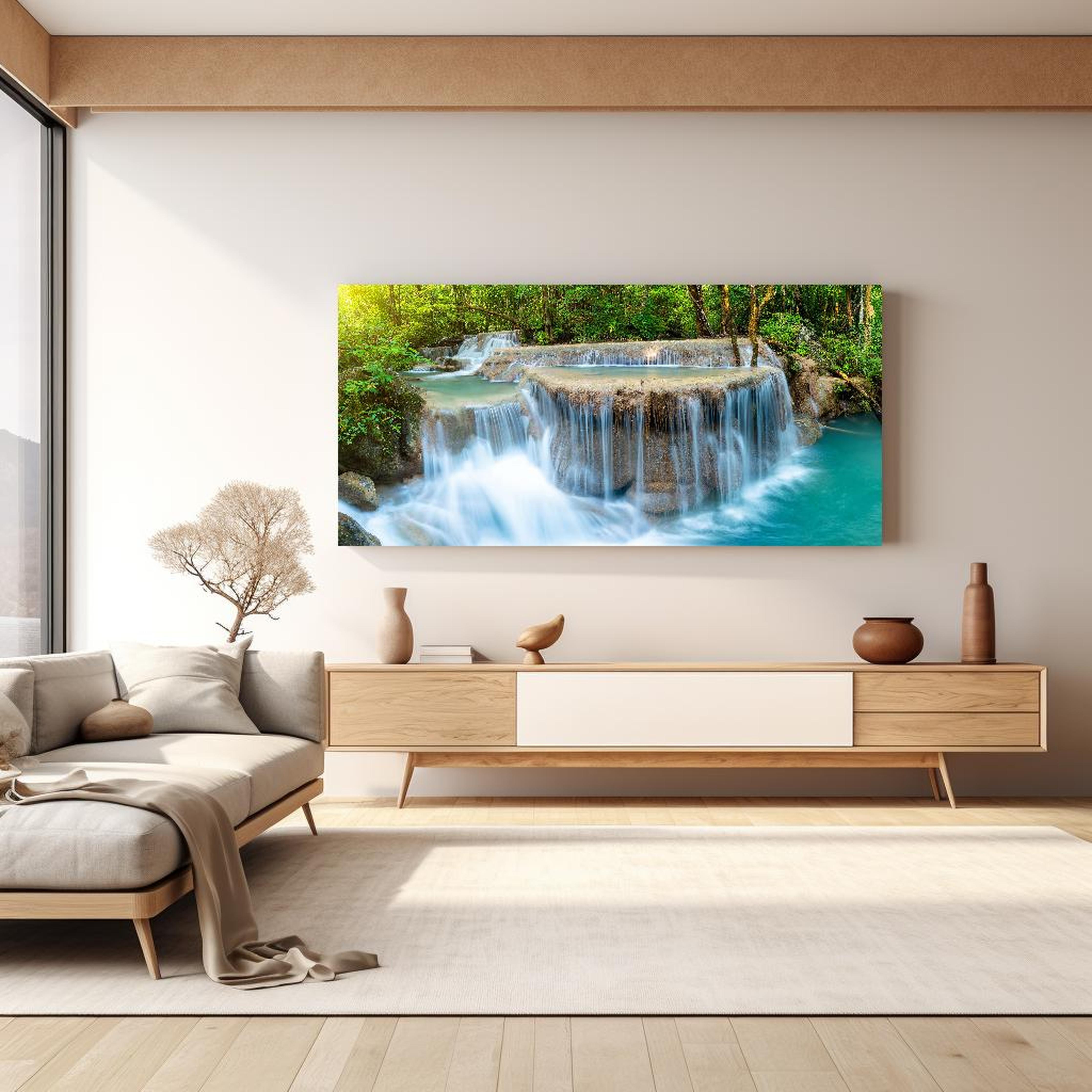 Wandbild - Wasserfall im Wald von Thailand in hellem Wohnzimmer über extravaganter Kommode