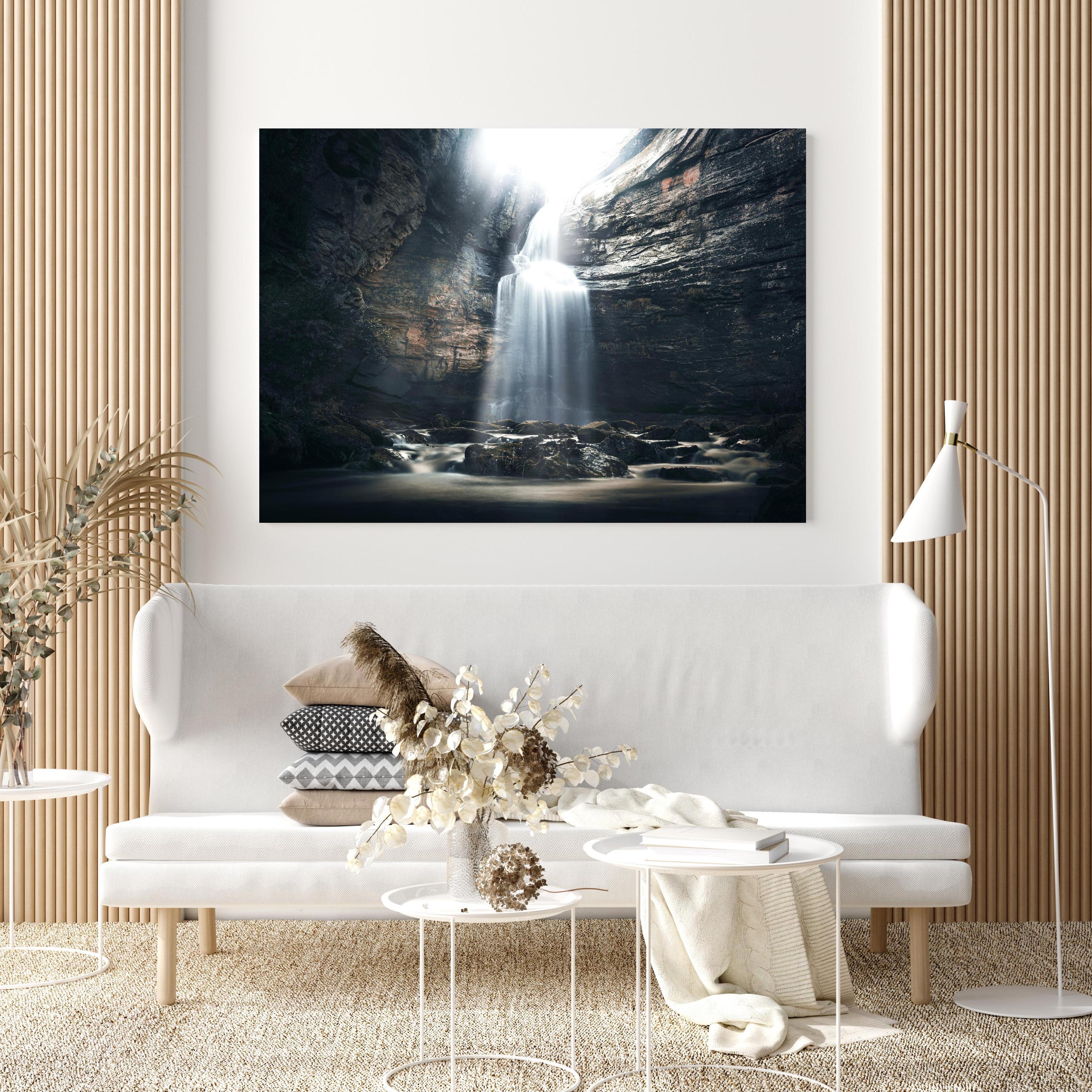 Wandbild - Wasserfall in geheimnisvoller Schlucht in extravagant gestaltetem Raum mit minimalistischer Couch-quadratisch