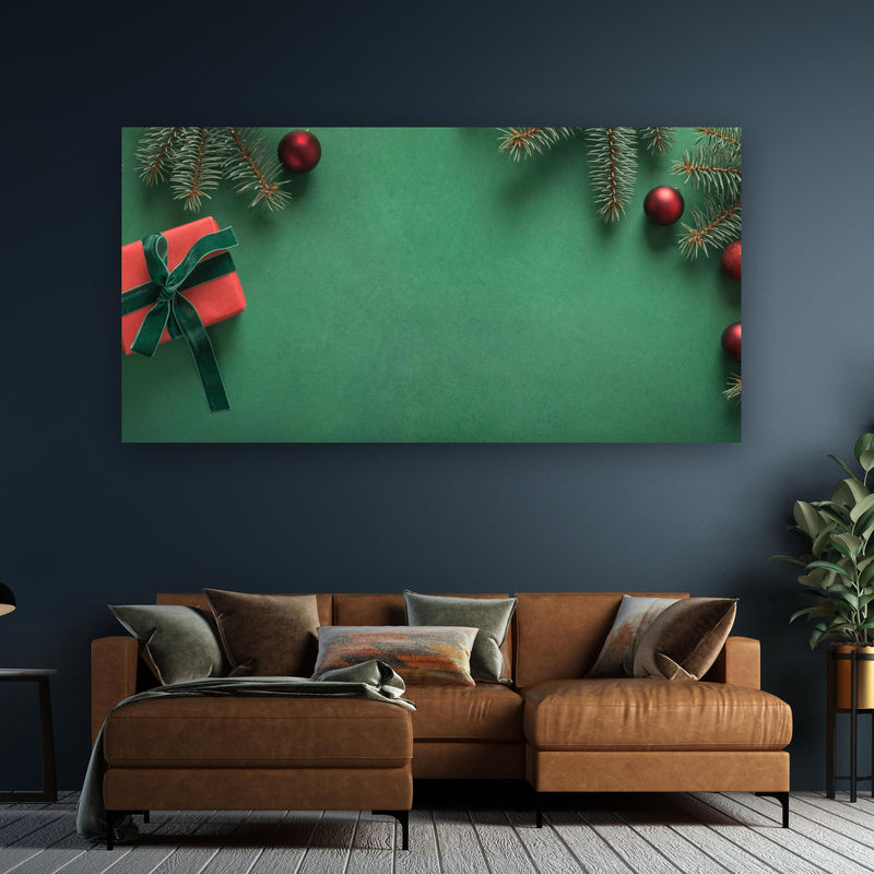 Wandbild - Weihnachtsrahmen auf grünem Hintergrund an dunkelgrüner Wand über klassischem Sofa