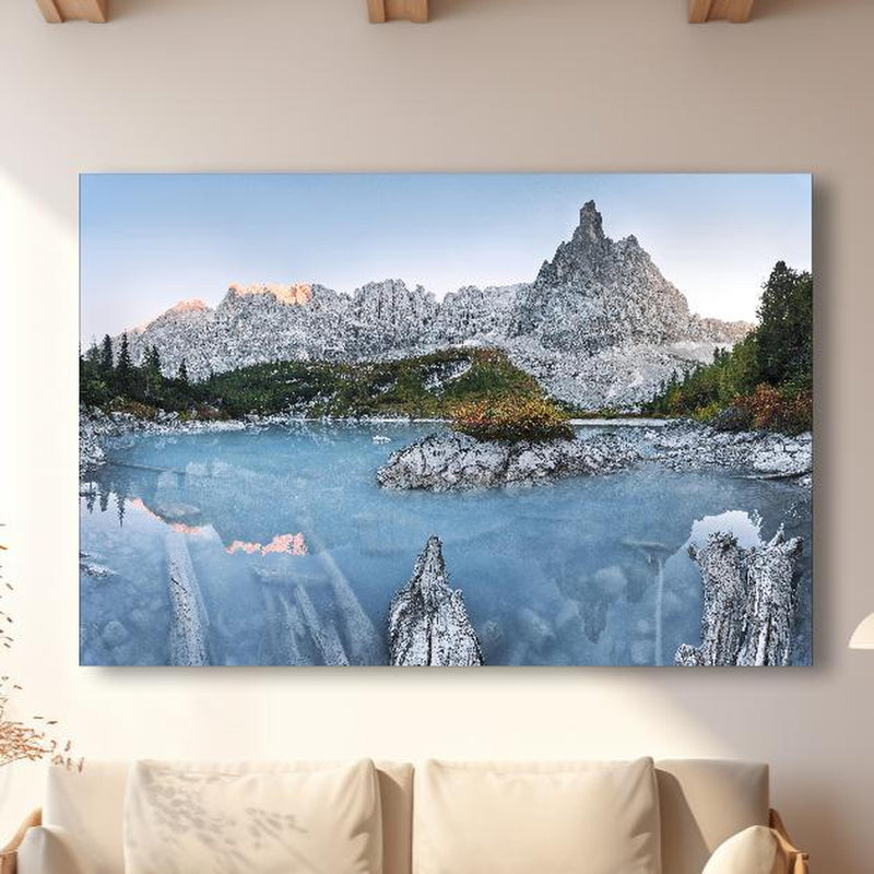 Wandbild - Weiße Berge hinter blauer Wasserlandschaft in modernem Wohnzimmer im Loft-Stil Zoom