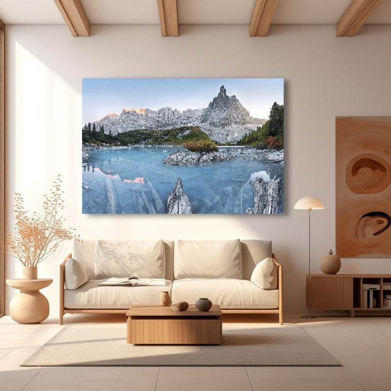 Wandbild - Weiße Berge hinter blauer Wasserlandschaft in modernem Wohnzimmer im Loft-Stil