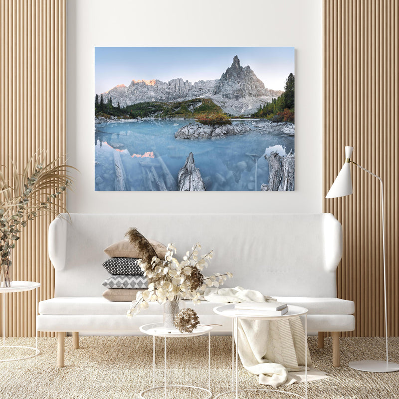 Wandbild - Weiße Berge hinter blauer Wasserlandschaft in extravagant gestaltetem Raum mit minimalistischer Couch-quadratisch