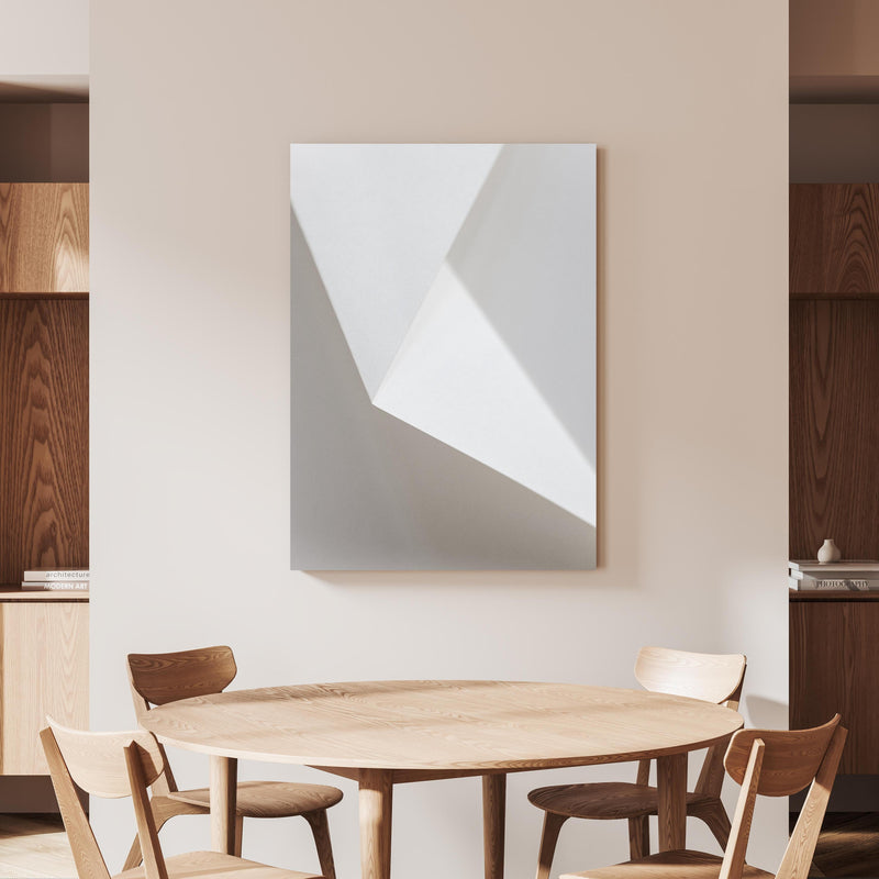 Wandbild - Weiße Papier Textur an beiger Wand hinter handgeschnitztem Holztisch 