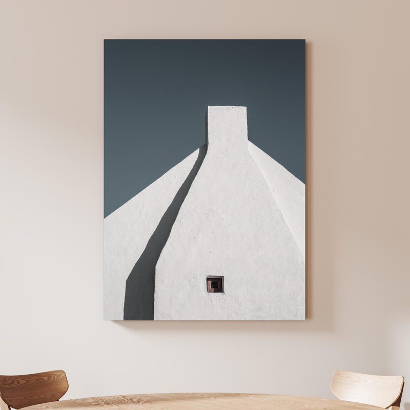 Wandbild - Weißes Dach - Architektur an beiger Wand hinter handgeschnitztem Holztisch Zoom