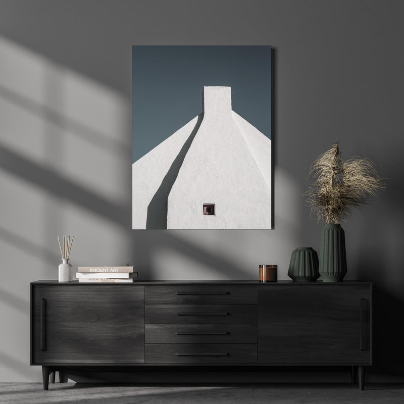 Wandbild - Weißes Dach - Architektur über luxuriöser Holzkommode und dunkelgrünen Vasen