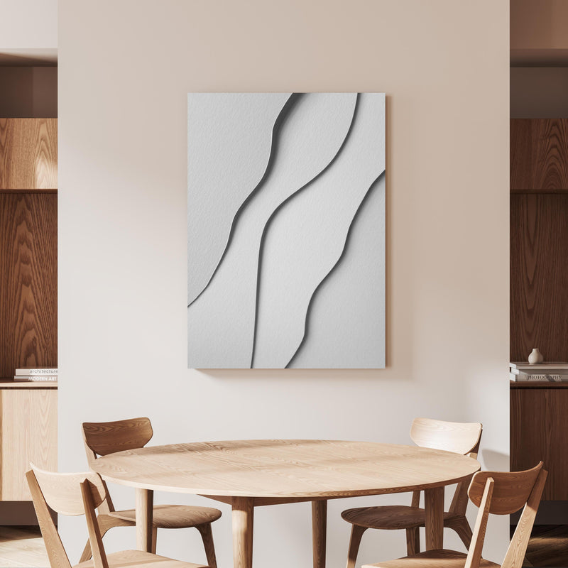 Wandbild - Weißes Wellenmuster an beiger Wand hinter handgeschnitztem Holztisch 