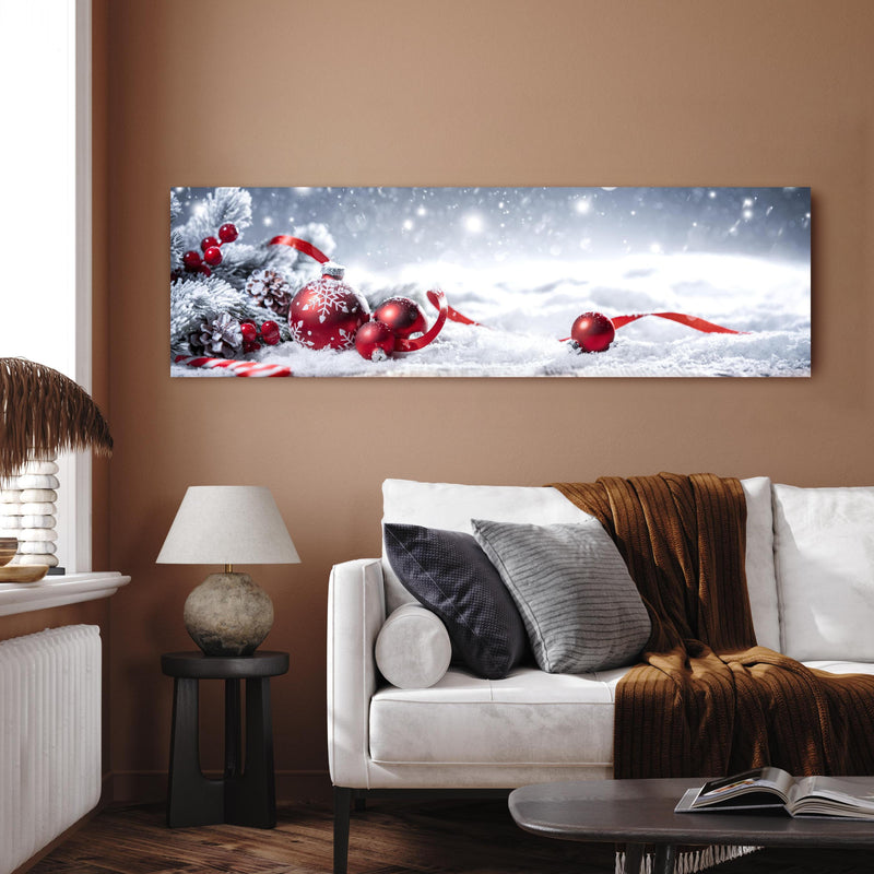 Wandbild - Winterliche Weihnachtsdekoration in dekorativem Wohnzimmer über einladendem Sofa
