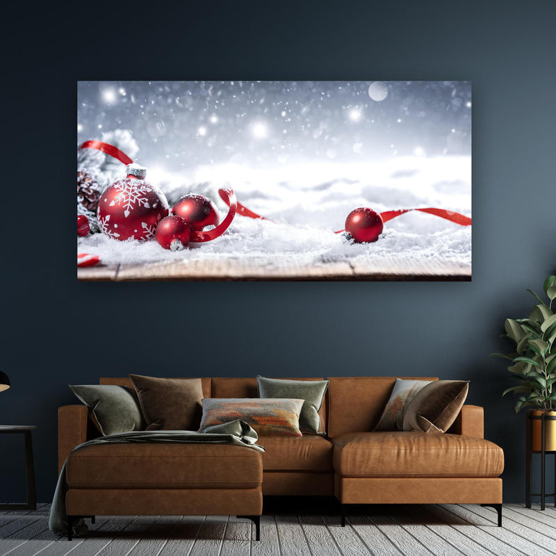 Wandbild - Winterliche Weihnachtsdekoration an dunkelgrüner Wand über klassischem Sofa