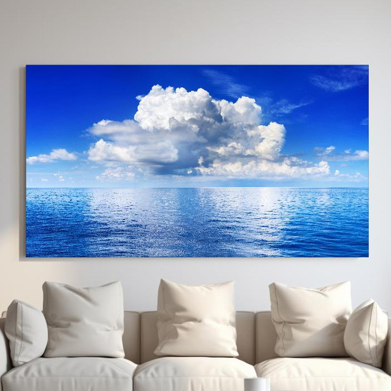 Wandbild - Wolkenkulisse über dem Ozean hinter sanfter Couch mit cremefarbenen großen Kissen Zoom
