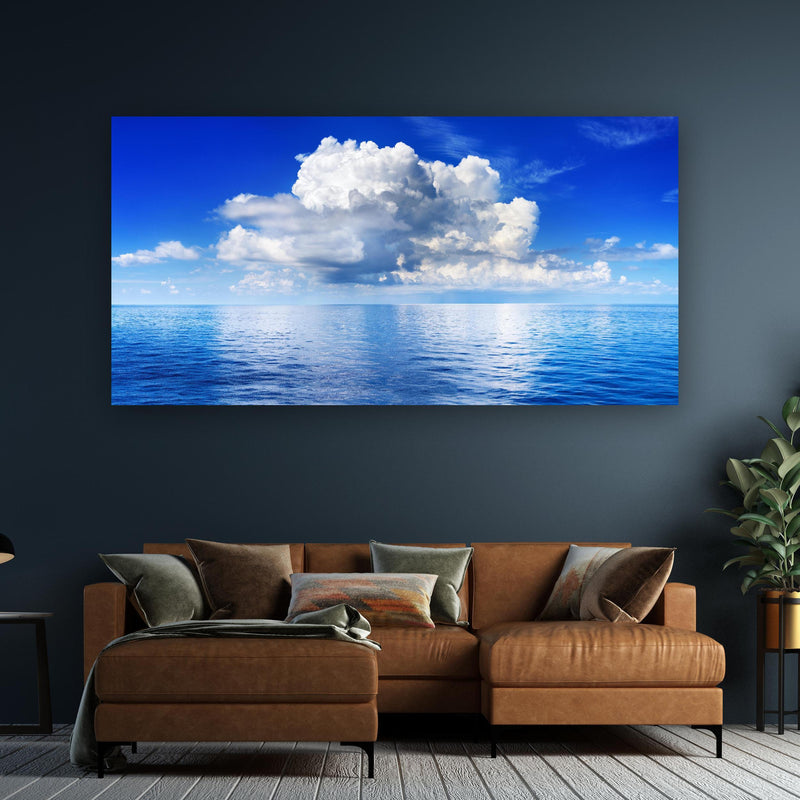 Wandbild - Wolkenkulisse über dem Ozean an dunkelgrüner Wand über klassischem Sofa