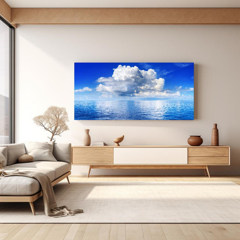 Wandbild - Wolkenkulisse über dem Ozean in hellem Wohnzimmer über extravaganter Kommode
