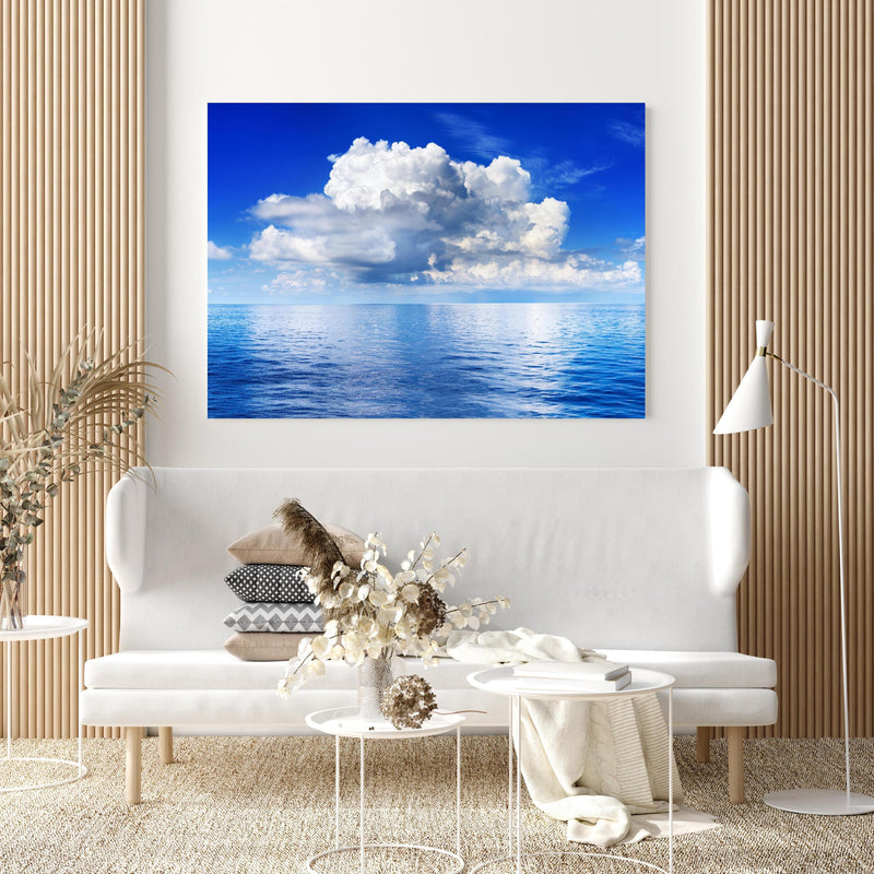 Wandbild - Wolkenkulisse über dem Ozean in extravagant gestaltetem Raum mit minimalistischer Couch-quadratisch