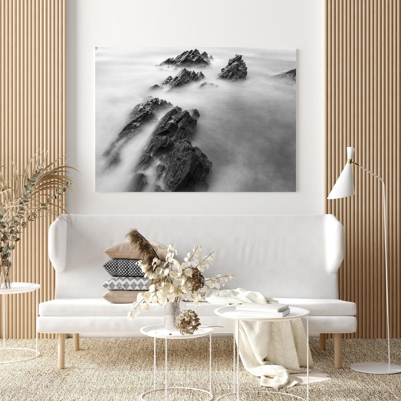 Wandbild - Wolkige Bergenspitze in extravagant gestaltetem Raum mit minimalistischer Couch-quadratisch