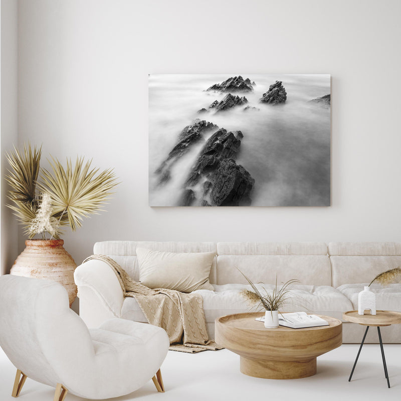 Wandbild - Wolkige Bergenspitze in exotisch eingerichtetem Wohnzimmer über gemütlicher Couch