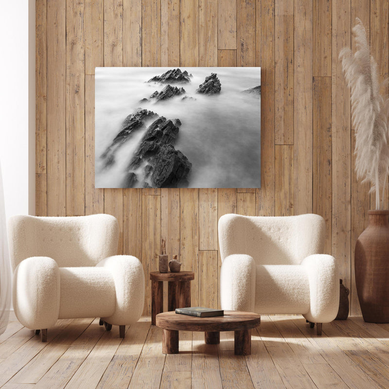 Wandbild - Wolkige Bergenspitze an Holzwand hinter sanften Sesseln mit Plüschbezug