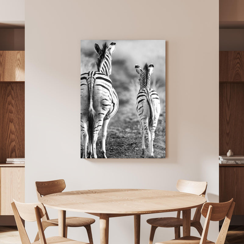 Wandbild - Zebra - schwarz-weiß an beiger Wand hinter handgeschnitztem Holztisch 