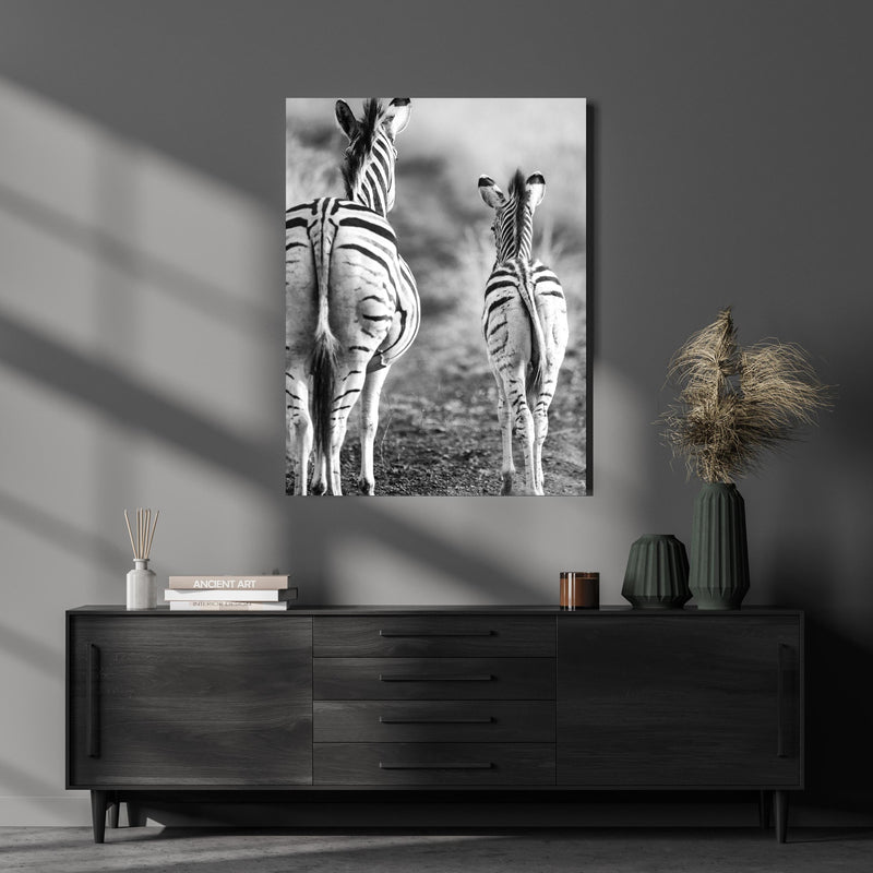 Wandbild - Zebra - schwarz-weiß über luxuriöser Holzkommode und dunkelgrünen Vasen
