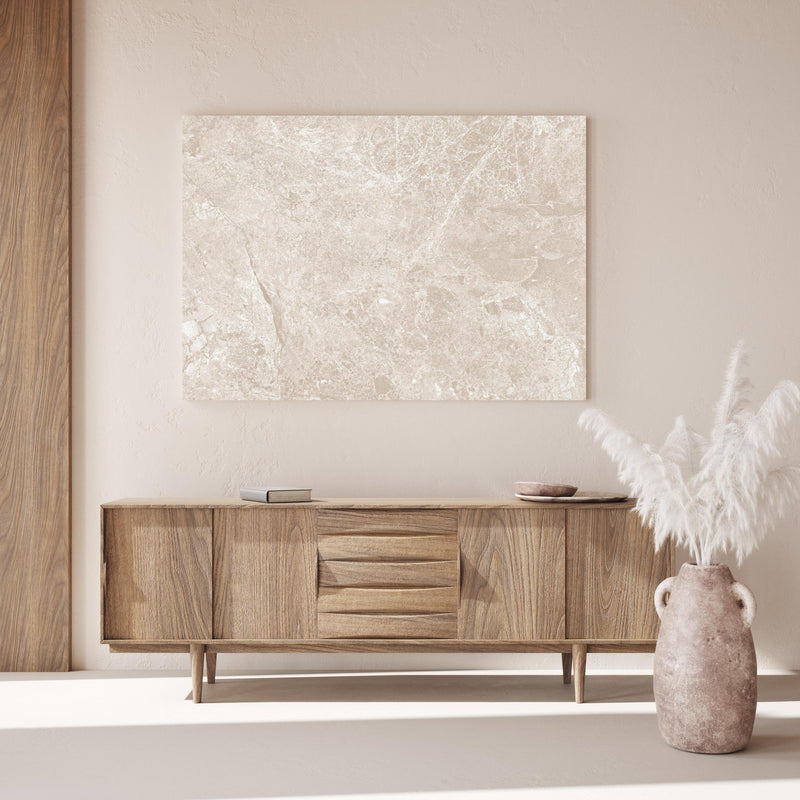 Wandbild - beiger Naturmarmor  über Holzkommode hinter dekorativer Zimmerpflanze