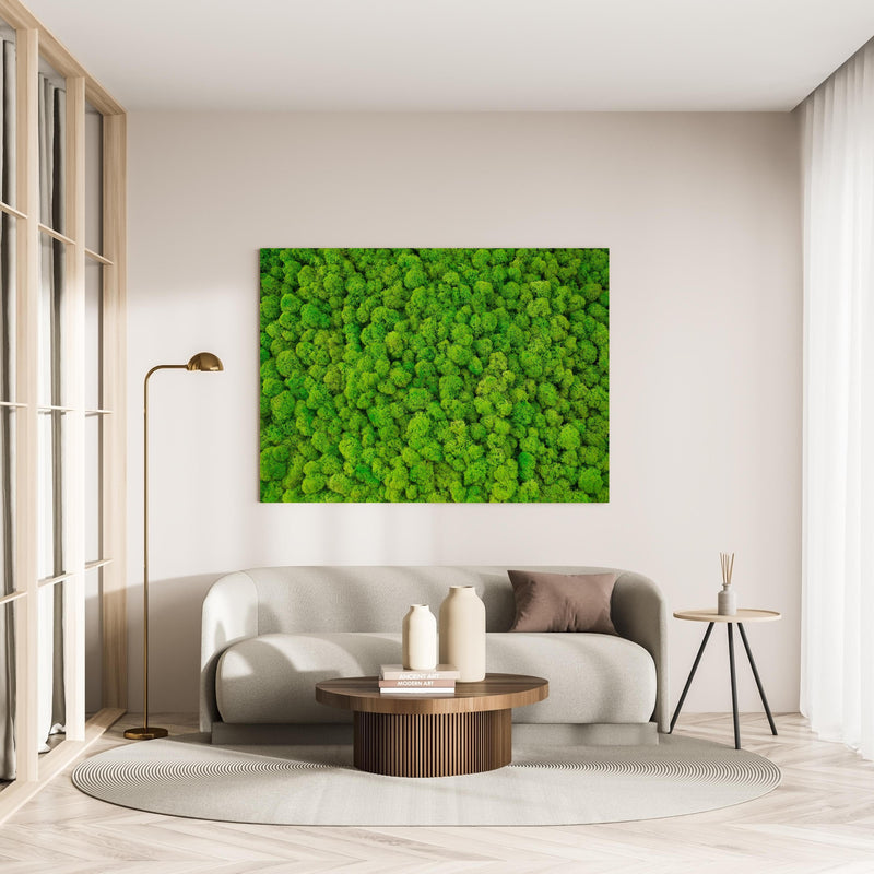 Wandbild - dekoratives Moos Design in minimalistisch eingerichtetem cremefarbenen Wohnzimmer
