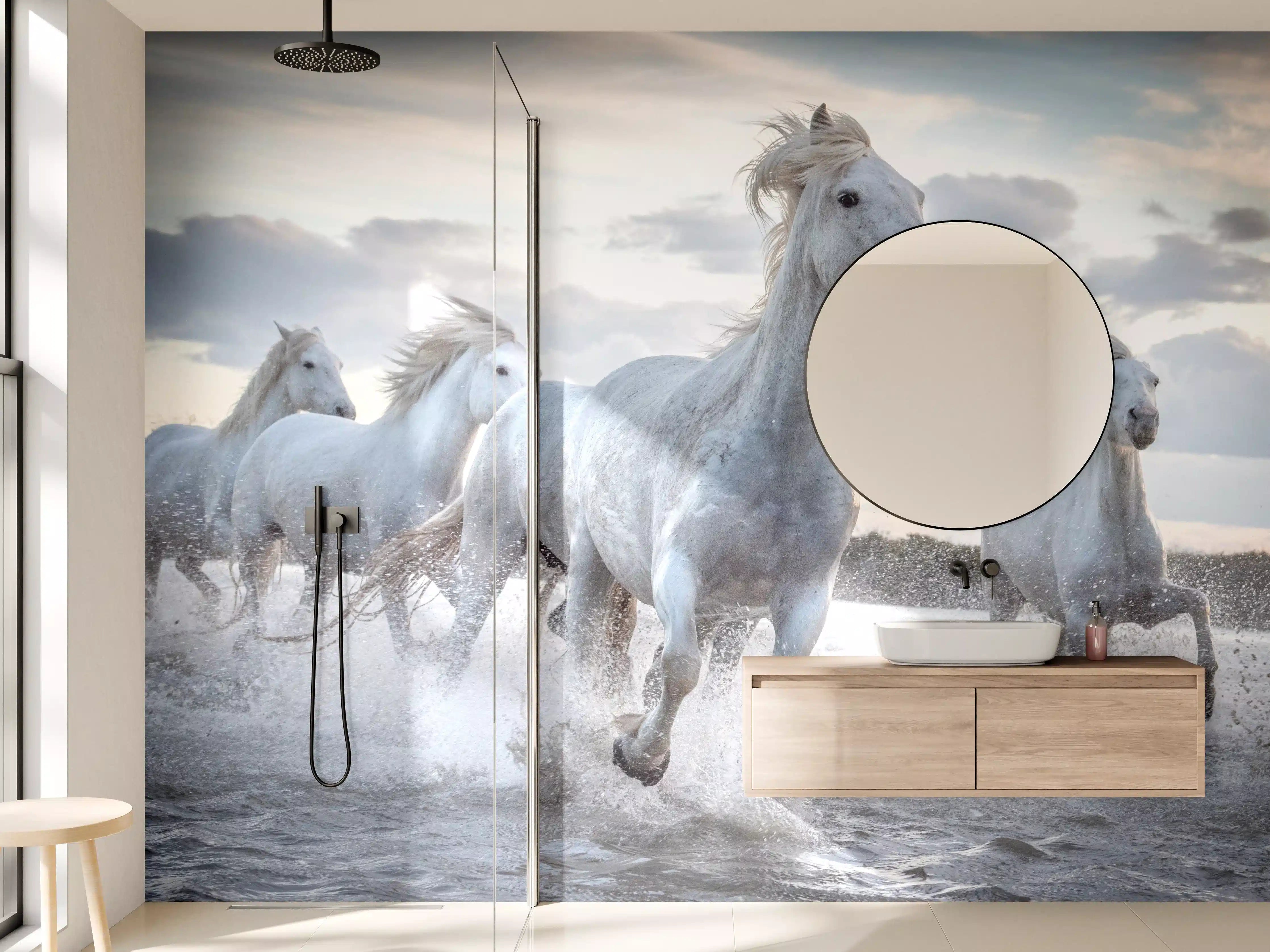Wandverkleidung Bad -  lebhafte Pferdeherde in Camargue