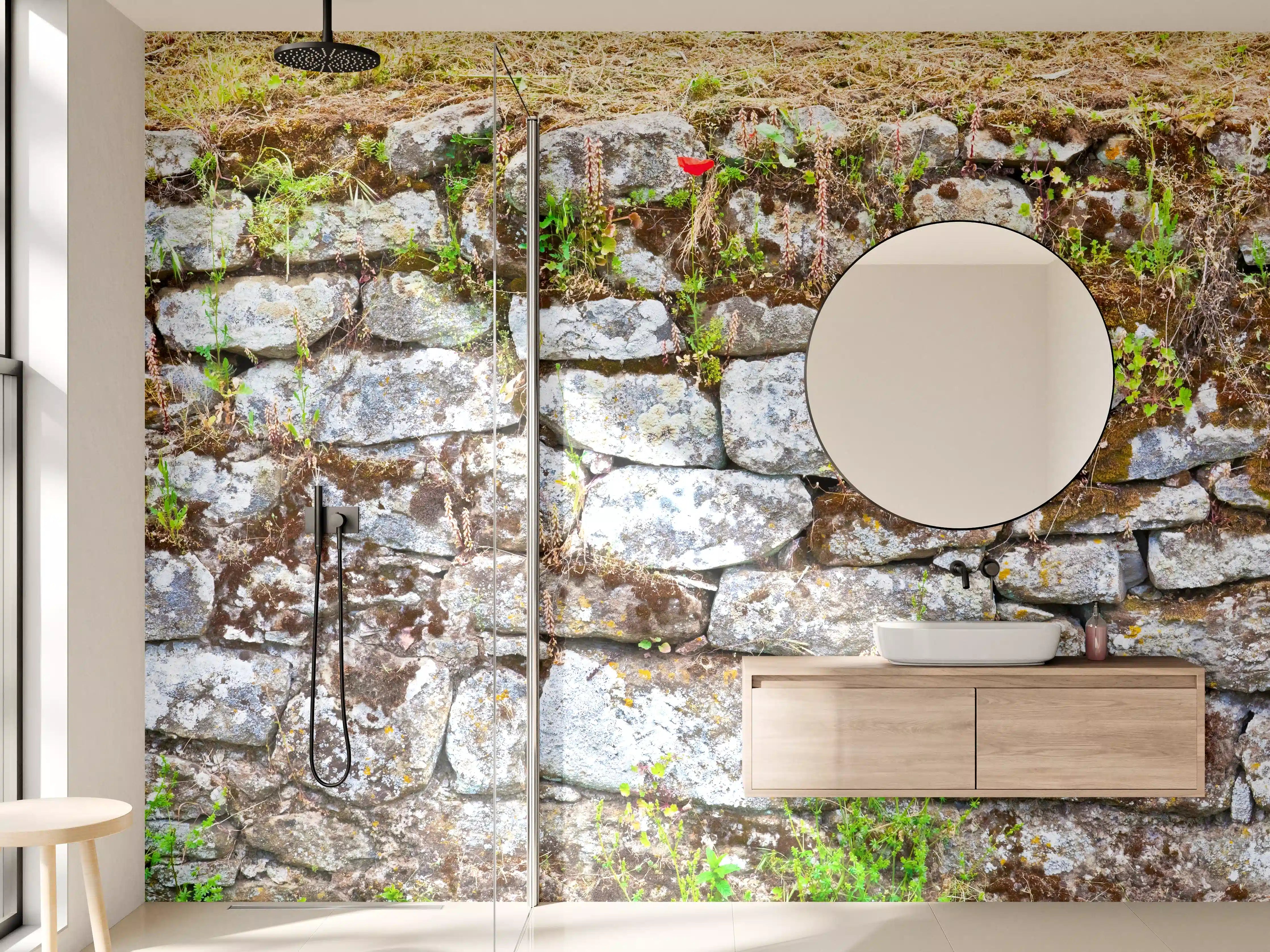 Wandverkleidung Bad - Alte Steinmauer mit moosbedecktem Rand