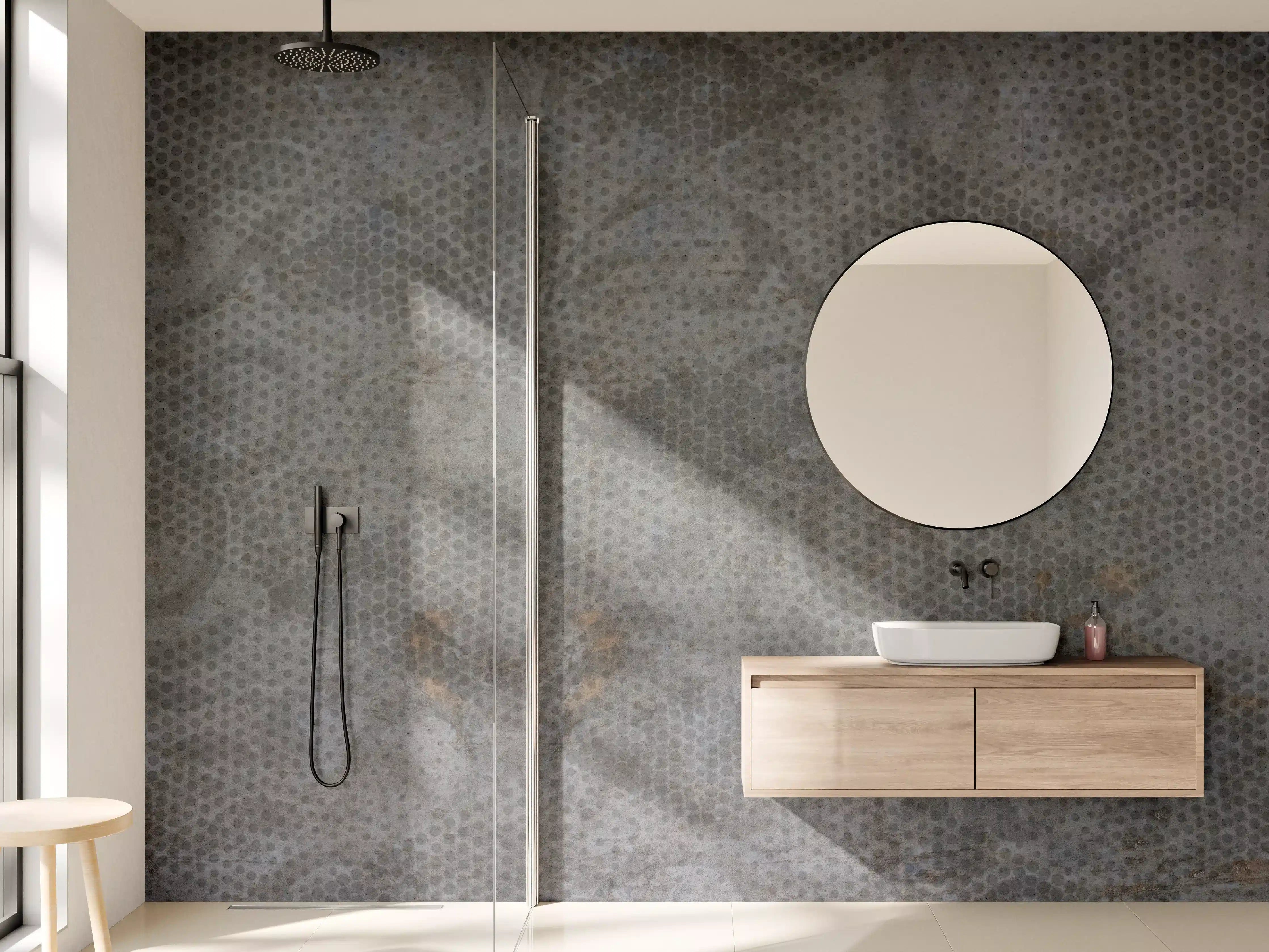 Wandverkleidung Bad - Alte braunbefleckte Tapete