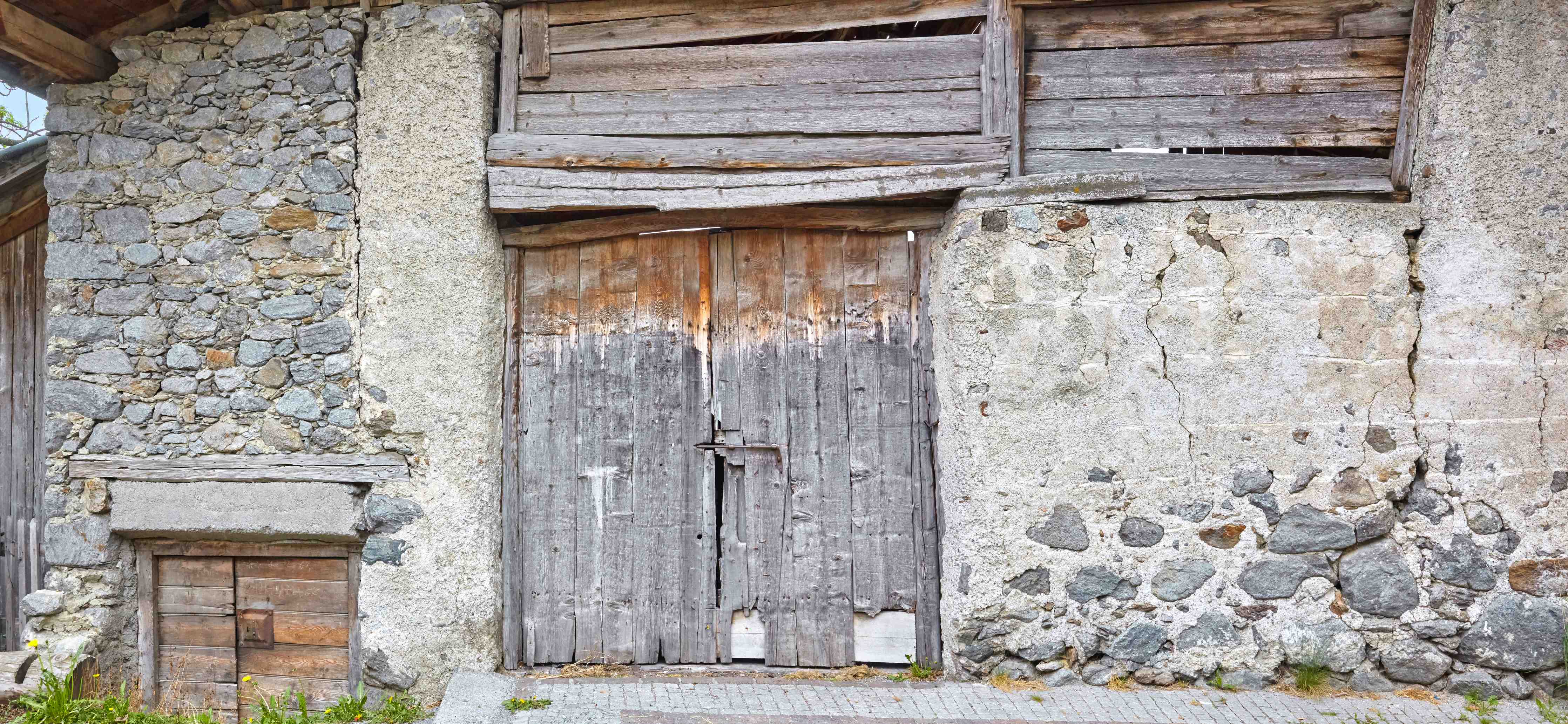 Wandverkleidung Bad-Altmodisches Scheunentor, Südtirol