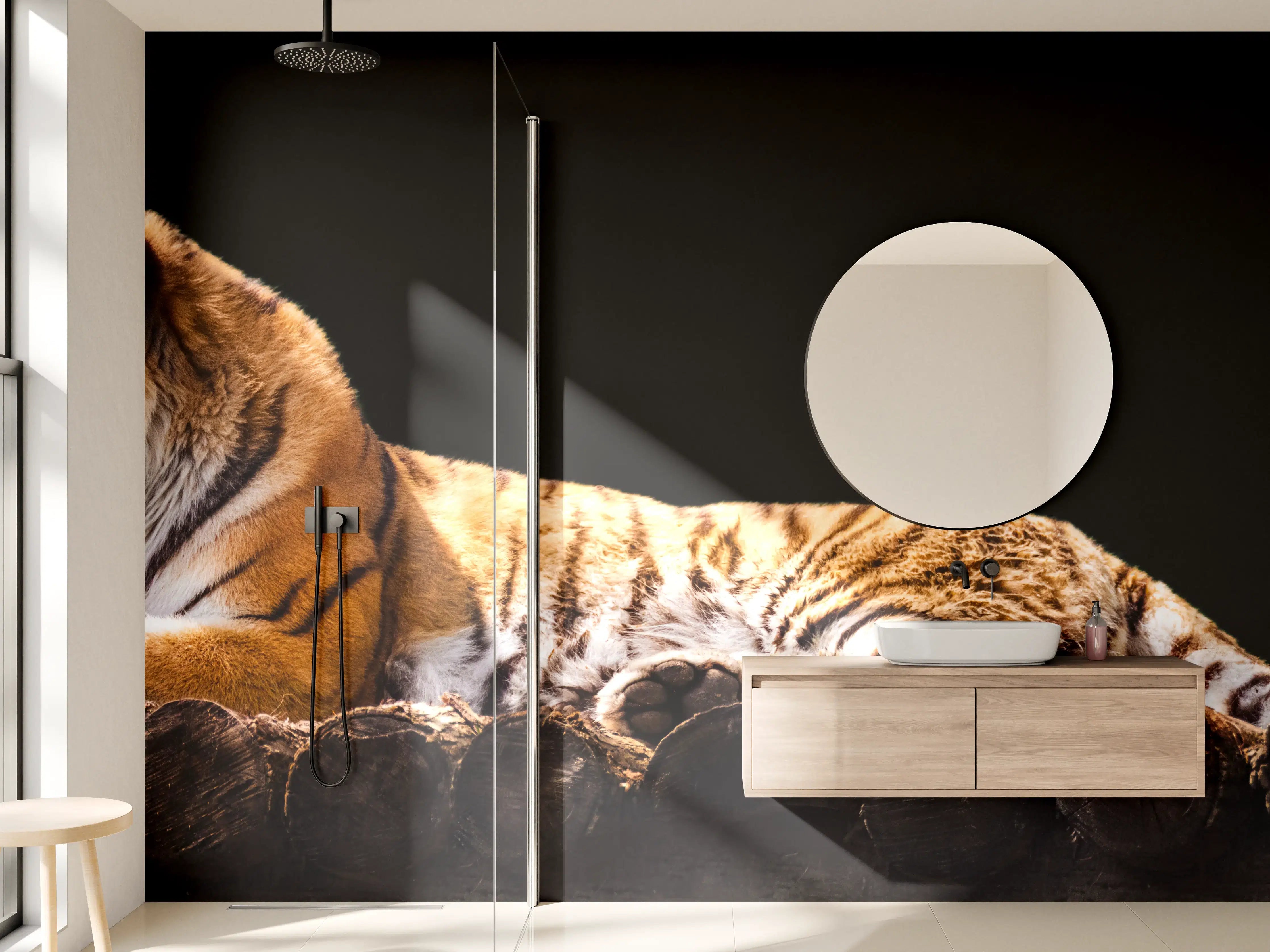 Wandverkleidung Bad - Amurtiger liegend auf Holzdeck mit Schwarzem Hintergrund