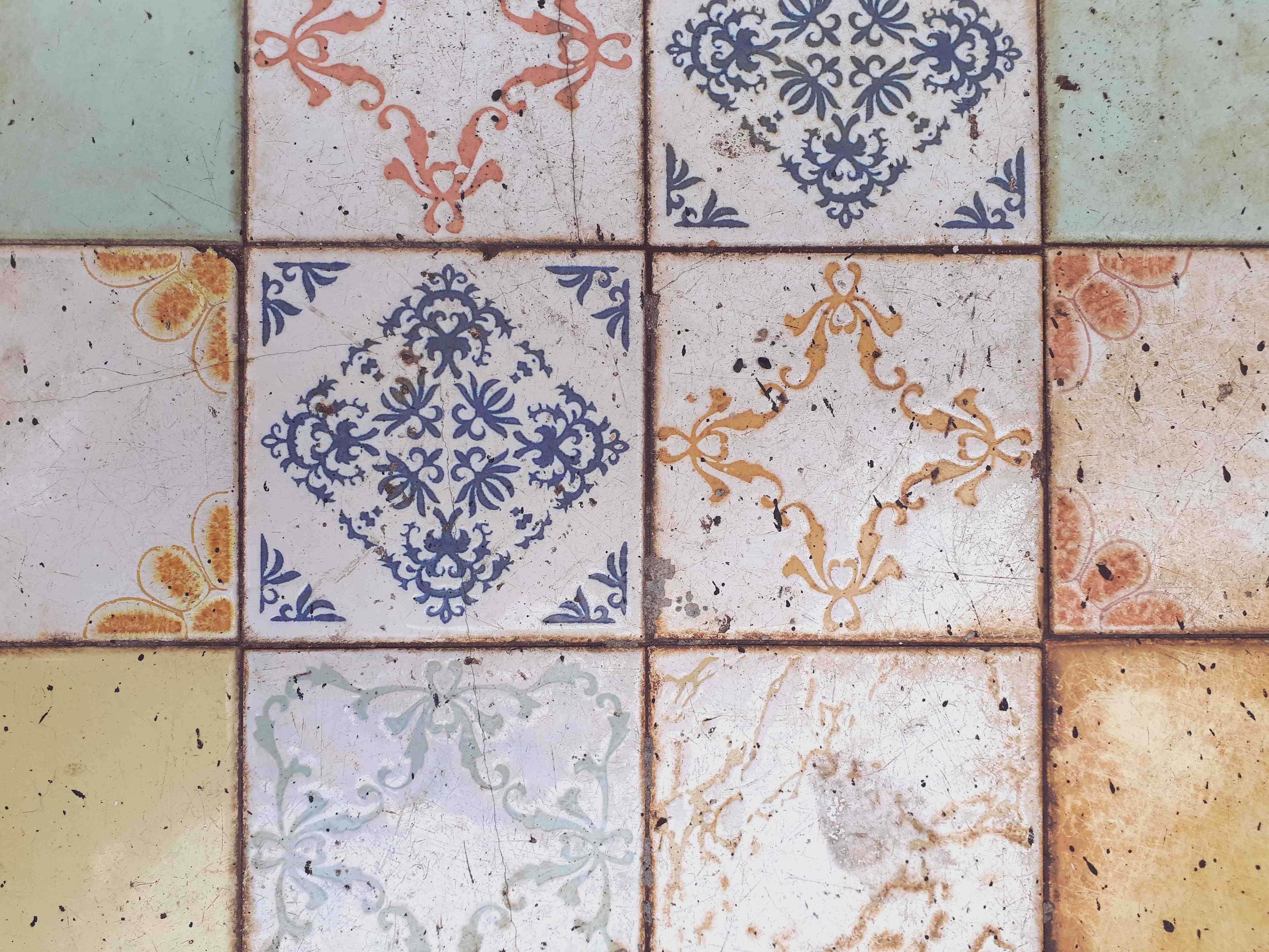 Wandverkleidung Bad-Antike Fliesen mit Ornamentmustern in Blau und Orange