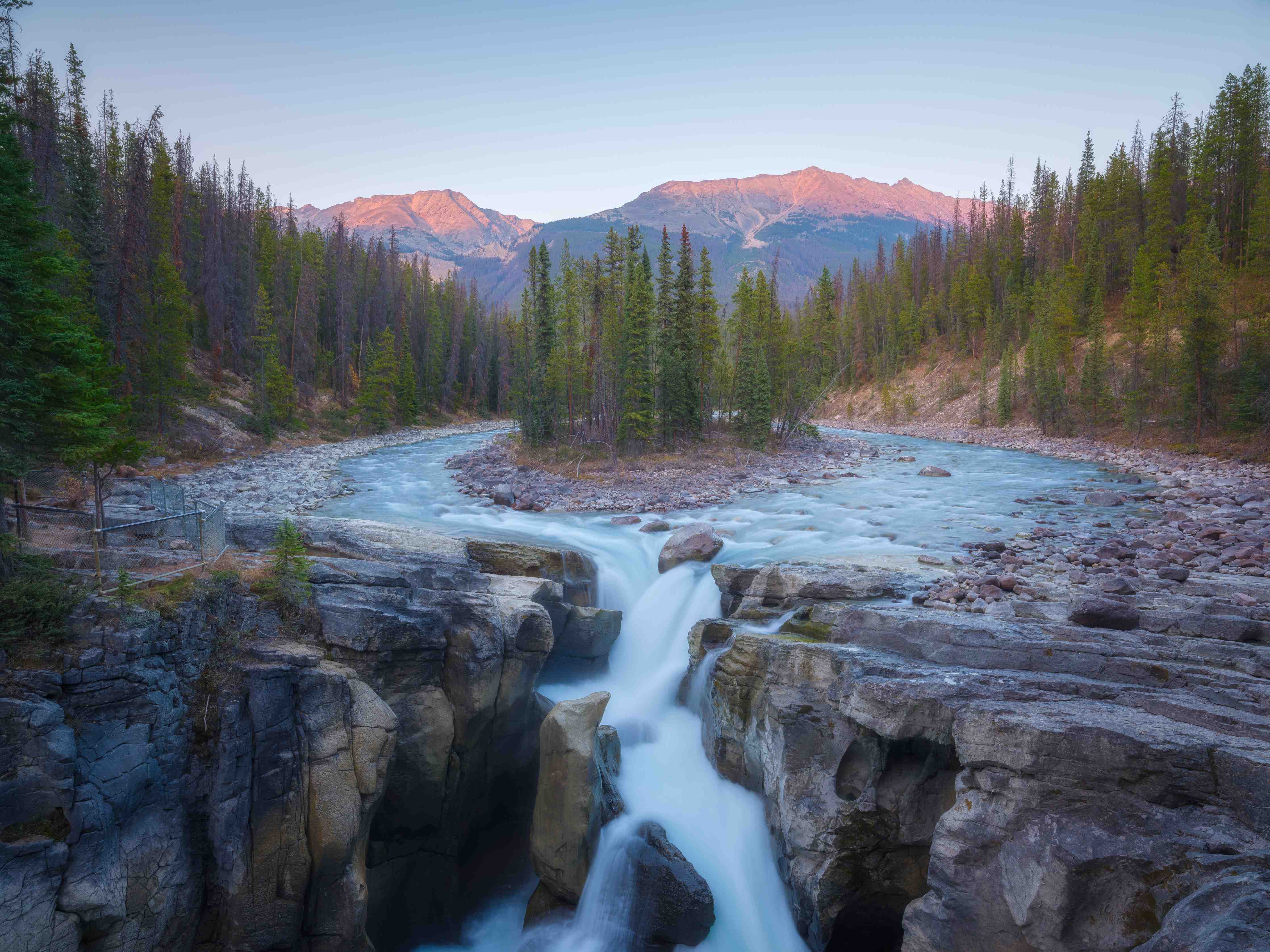 Wandverkleidung Bad-Bach im Mondlicht inmitten eines Waldes