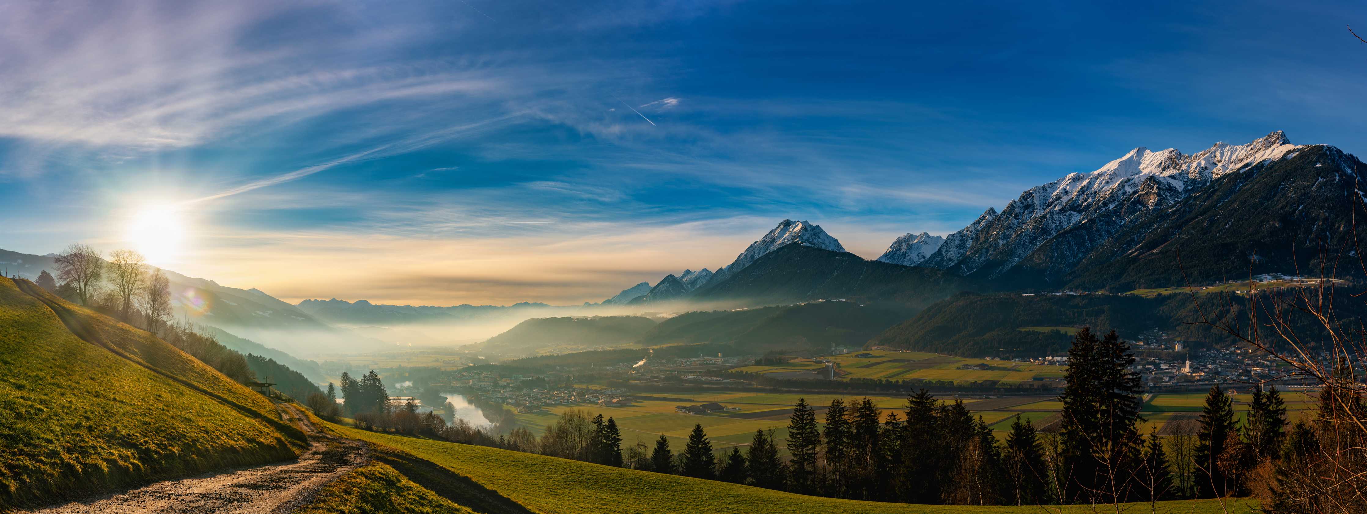 Wandverkleidung Bad-Bergkulisse bei Sonnenaufgang mit Wolkenformationen