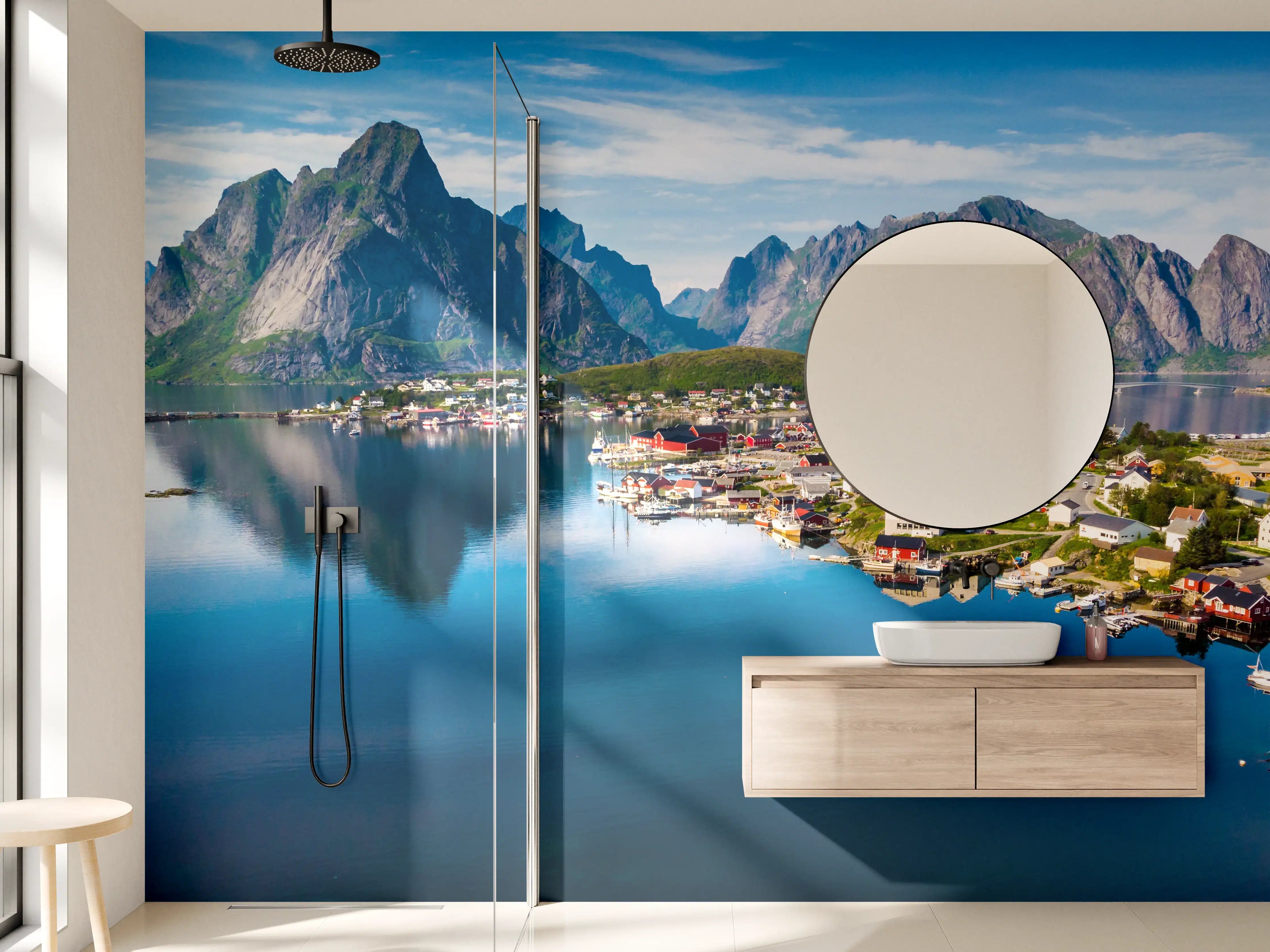 Wandverkleidung Bad - Bergpanorama am Fjord mit reflektierendem Wasser