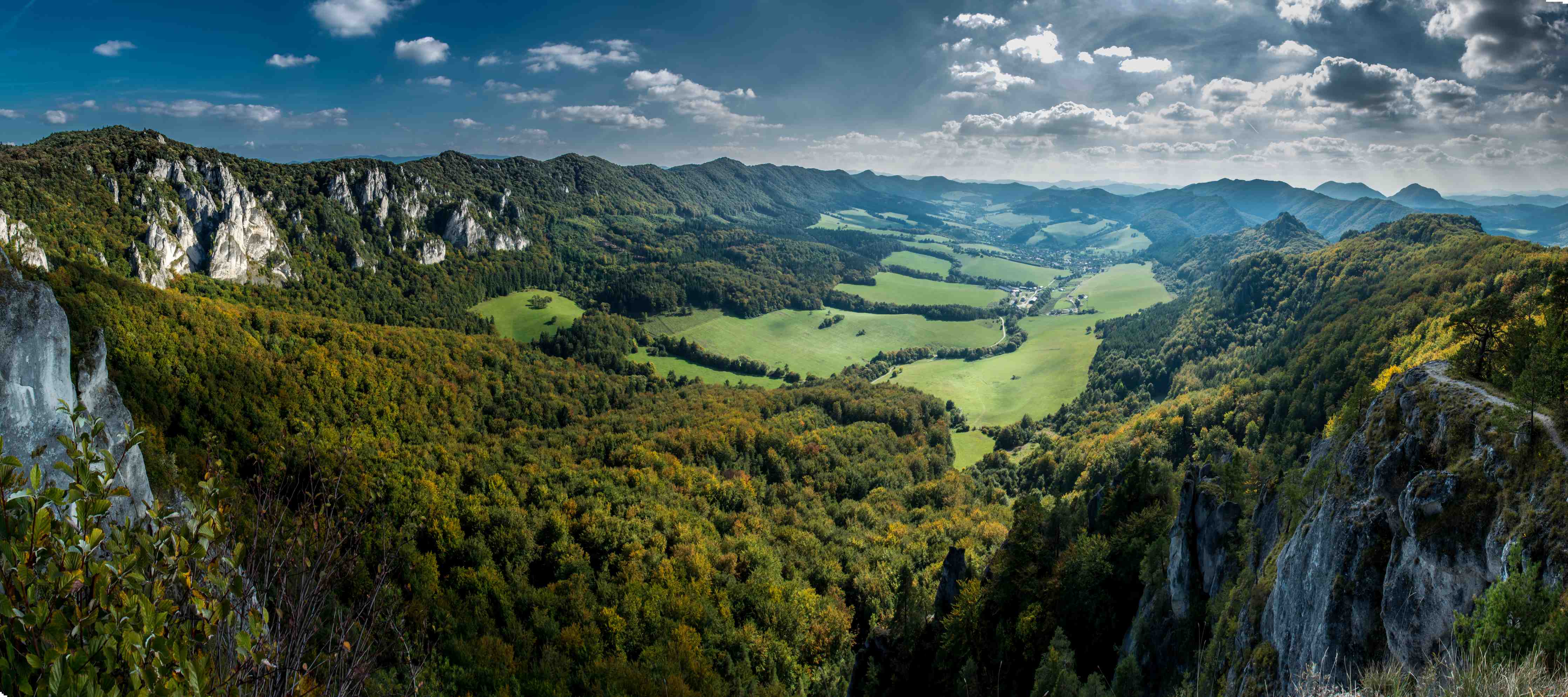Wandverkleidung Bad-Bergpanorama mit grünen Tälern