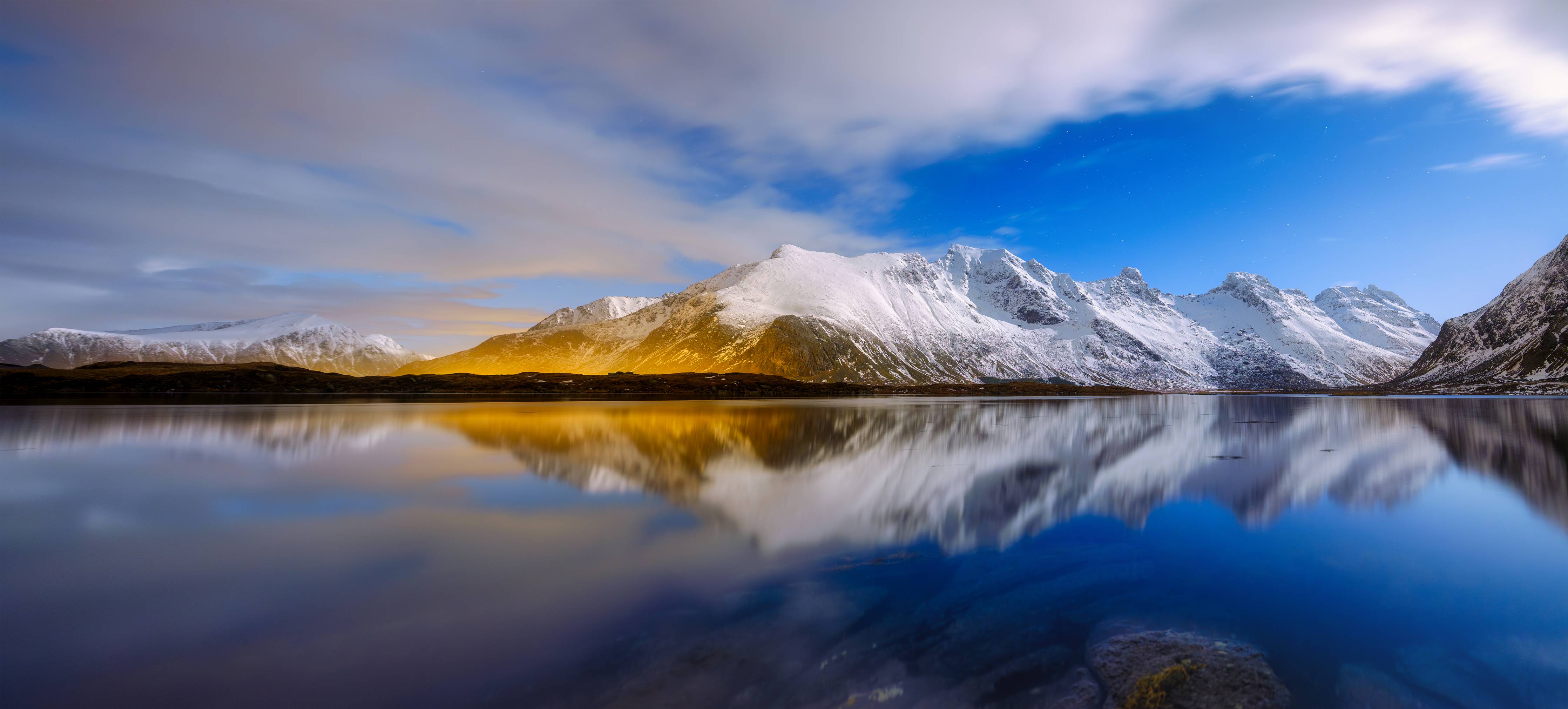 Wandverkleidung Bad-Bergsee mit schneebedeckten Gipfeln bei Sonnenschein
